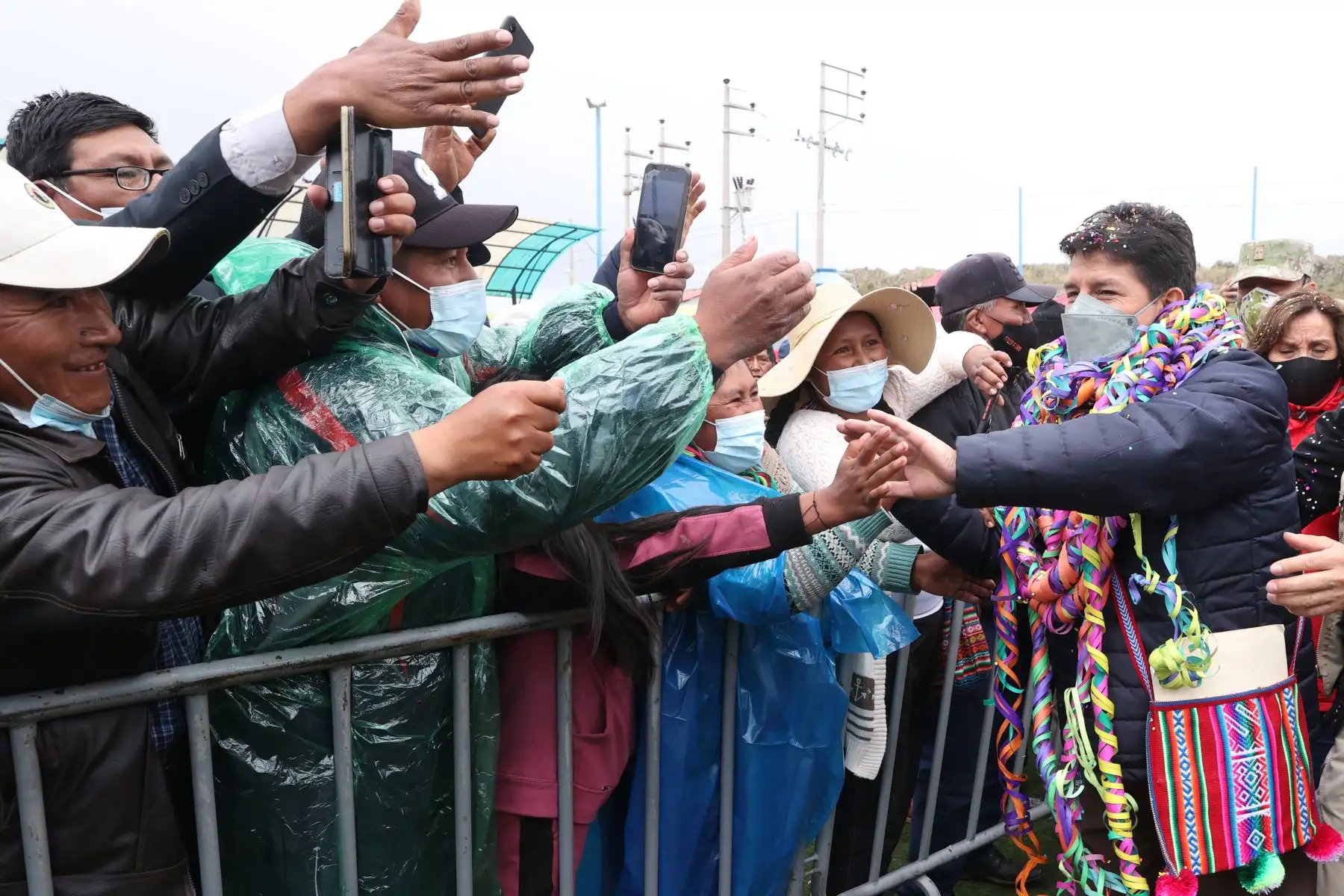 Jefe de Estado, Pedro Castillo, participa en la entrega de alimentos del Programa Qali Warma a la población vulnerable del distrito de Huata, provincia de Puno.Foto: ANDINA/Prensa Presidencia