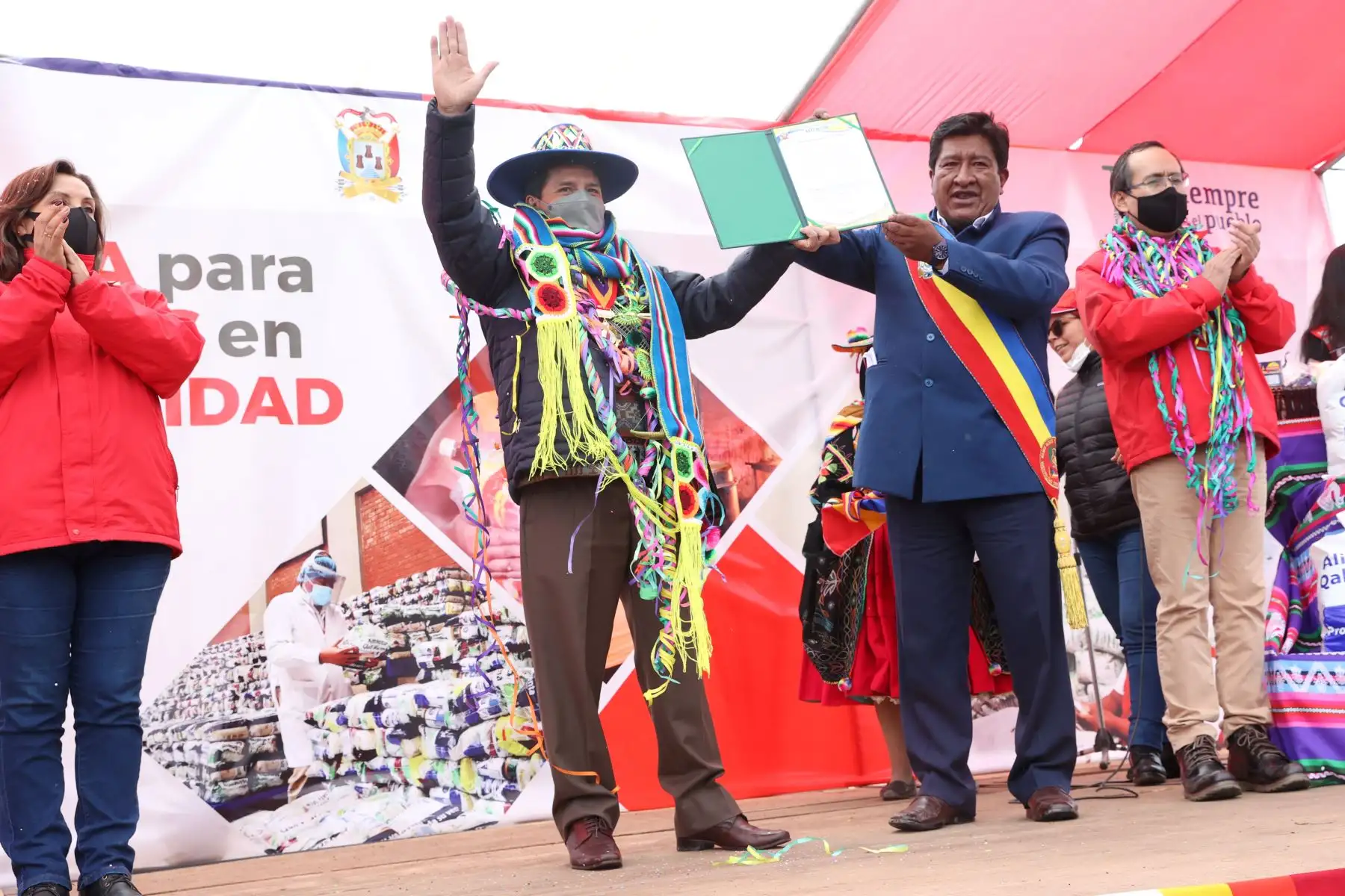 Jefe de Estado, Pedro Castillo, participa en la entrega de alimentos del Programa Qali Warma a la población vulnerable del distrito de Huata, provincia de Puno.Foto: ANDINA/Prensa Presidencia