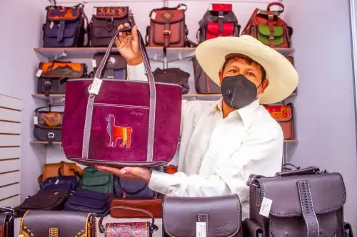 Artesanos de Arequipa, Cusco, Puno, Apurímac, Moquegua y Tacna muestran sus mejores obras en feria inaugurada hoy en la Ciudad Blanca, que busca reactivar el sector. Foto: ANDINA/difusión.