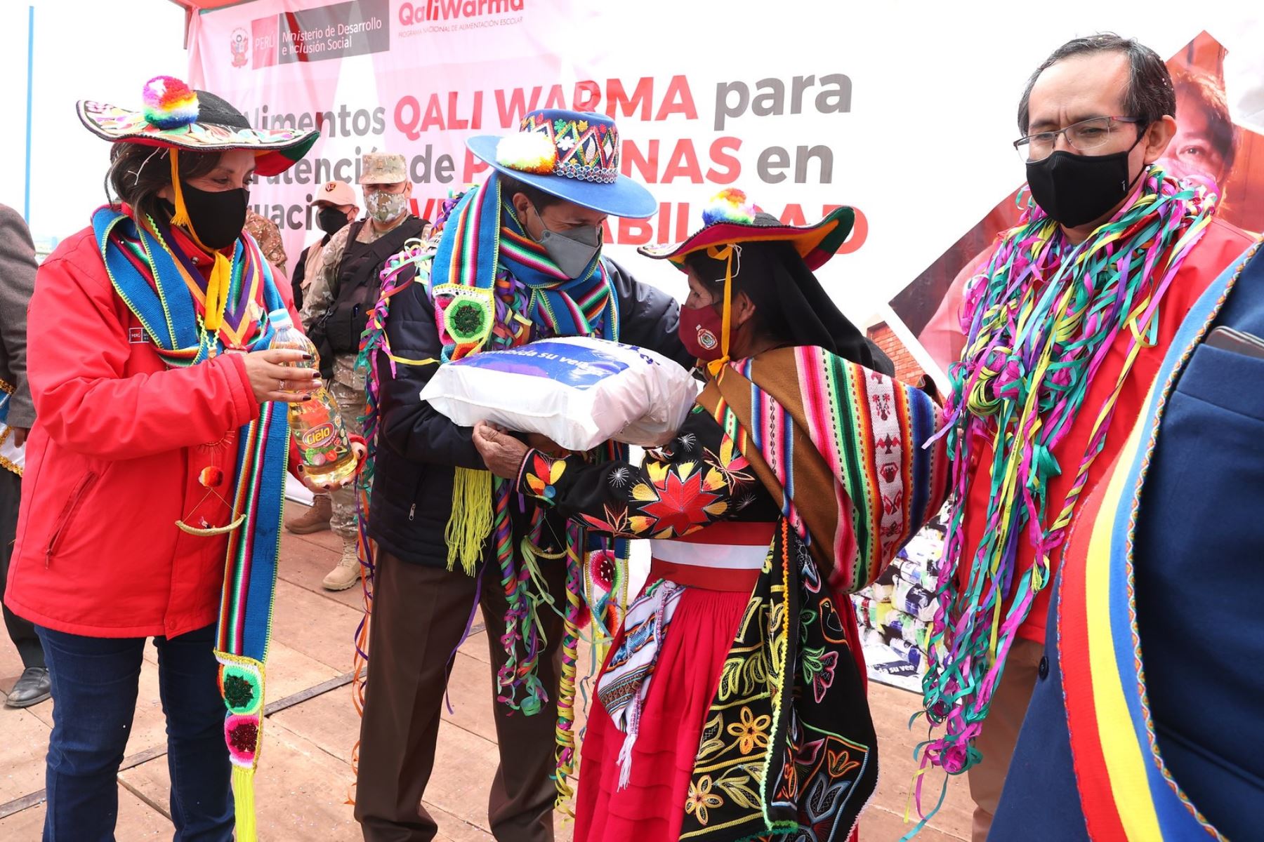 El presidente Pedro Castillo y la ministra Dina Boluarte (Midis) participaron en la entrega de alimentos de Qali Warma a municipios de Puno. Foto: ANDINA/Difusión