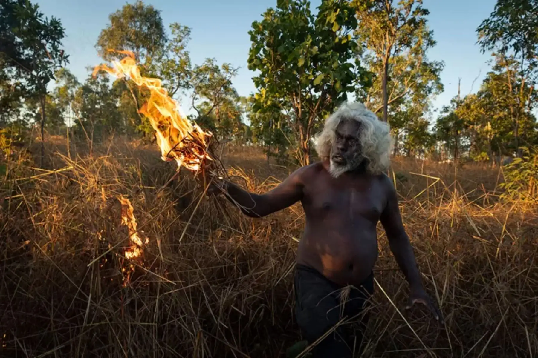 Conrad Maralngurra quema hierba para proteger a la comunidad de Mamadawerre de los "incendios forestales" en Mamadawerre, Australia, el 3 de mayo de 2021.
Foto: Matthew Abbott para National Geographic / WPP