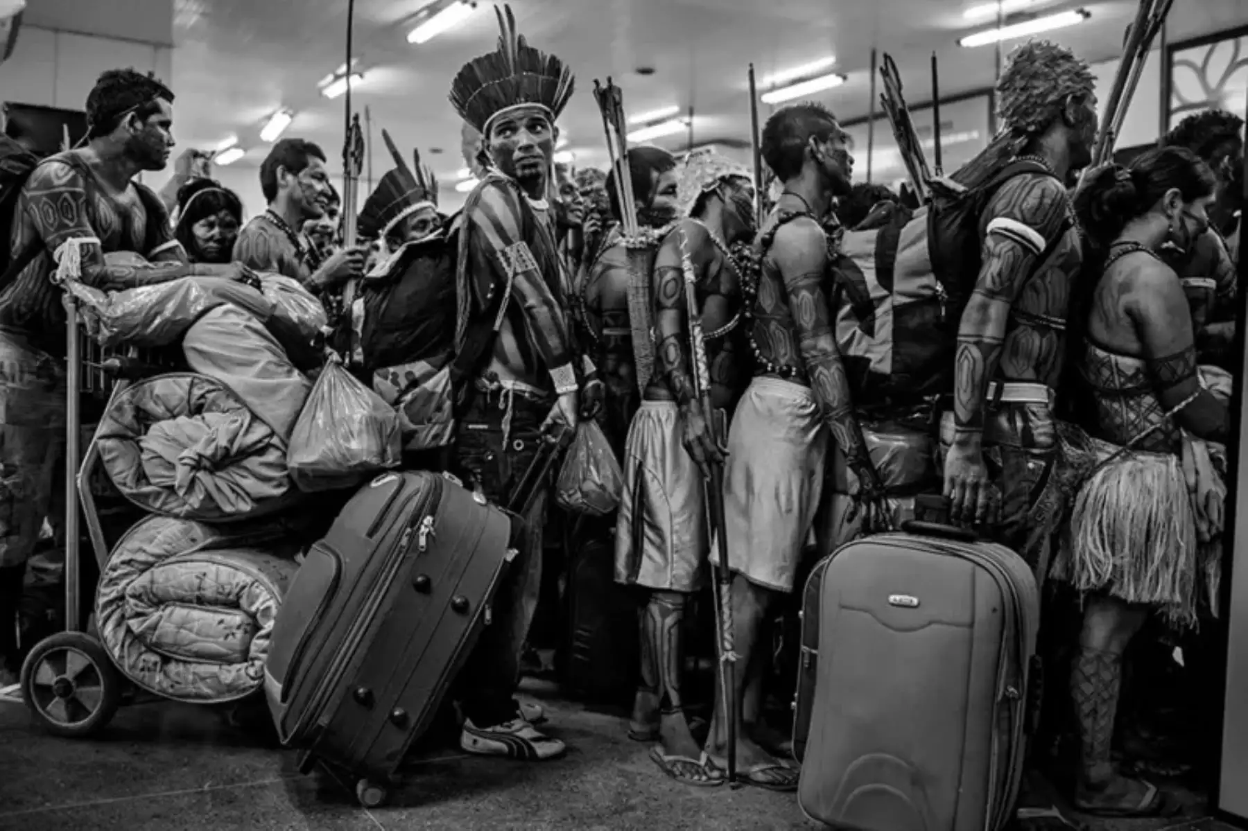 Miembros de la comunidad mundurukú hacen fila para abordar un avión en el aeropuerto de Altamira, en Pará, Brasil, el 14 de junio de 2013.
Foto: Lalo de Almeida para Folha São Paulo / WPP