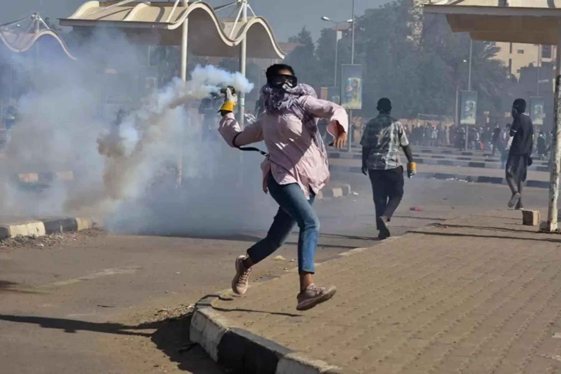 Un manifestante arroja un bote de gas lacrimógeno que habían disparado las fuerzas de seguridad durante una marcha que exigía el fin del gobierno militar, en Jartum, Sudán, el 30 de diciembre de 2021.
Foto: Faiz Abubakr Mohamed / WPP
