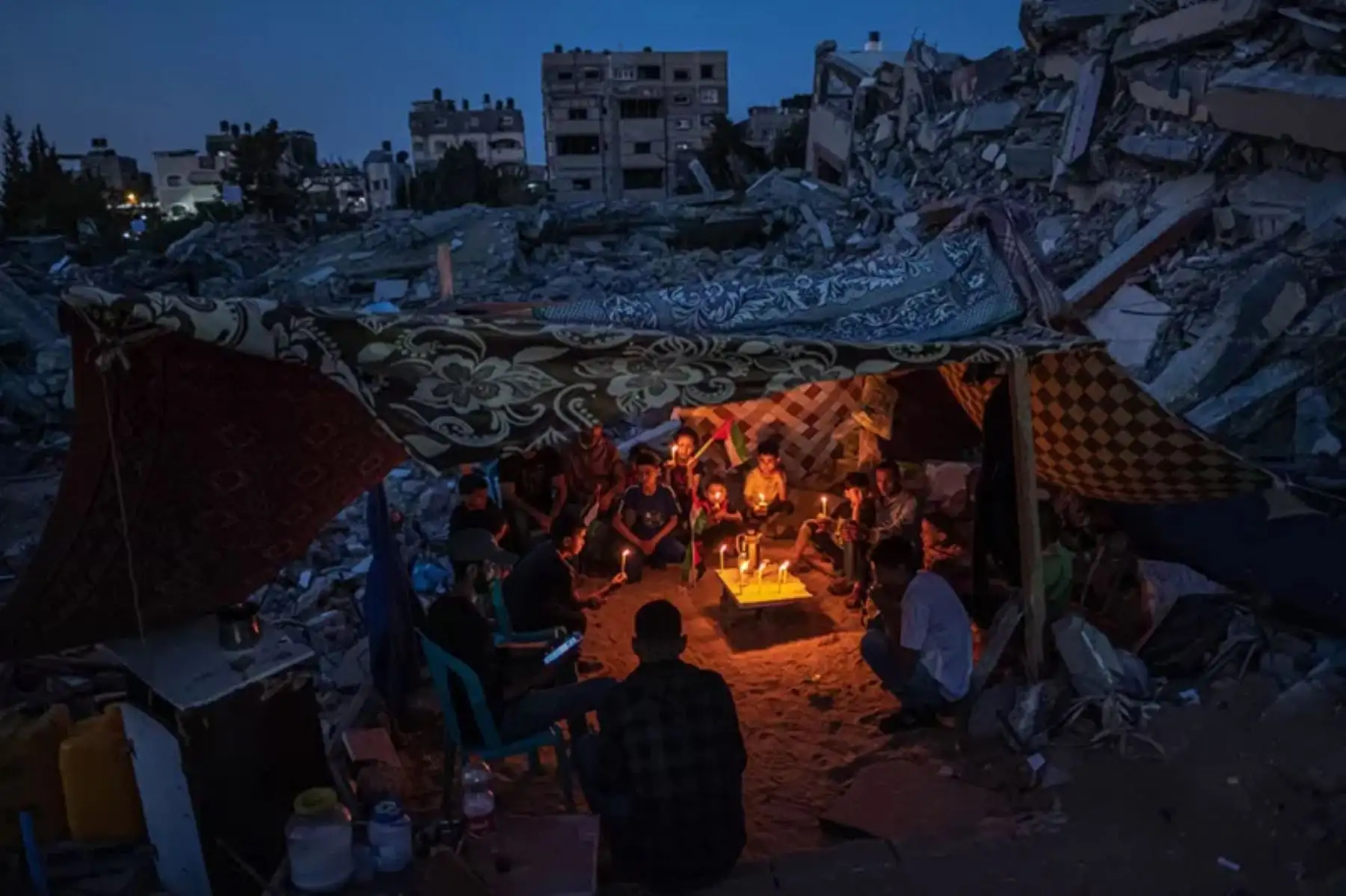 Niños palestinos se reúnen con velas durante un alto el fuego en Beit Lahia, Gaza, el 25 de mayo de 2021.
Foto: Fatima Shbair para Getty Images / WPP