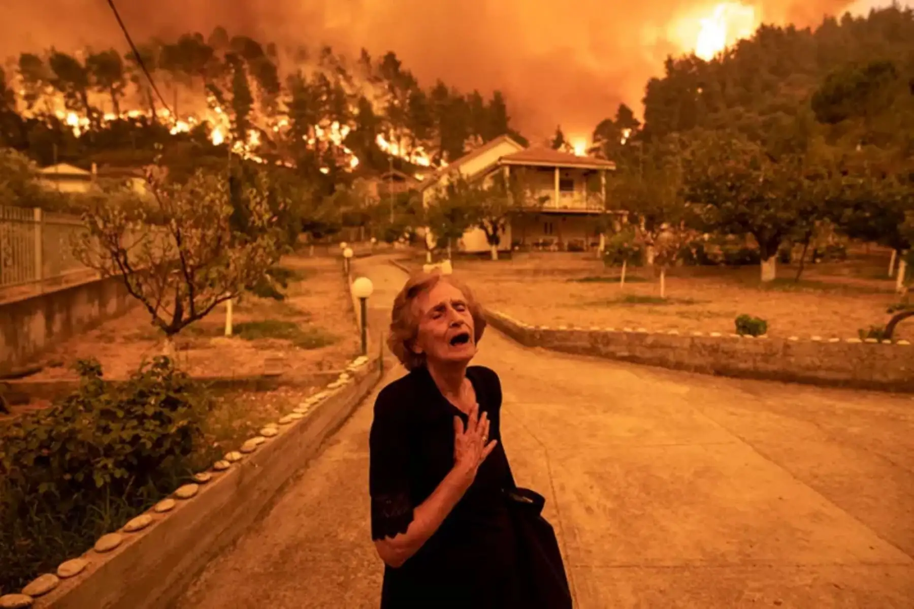 Panayiota Kritsiopi desconsolada mientras un incendio forestal se acerca a su casa en el pueblo de Gouves, en la isla de Evia, Grecia, el 8 de agosto de 2021.
Foto: Konstantinos Tsakalidis para Bloomberg News / WPP