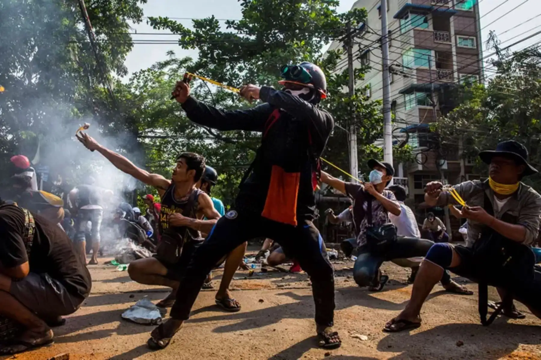 Unos manifestantes usan tirachinas y otras armas caseras en un enfrentamiento con las fuerzas de seguridad en Rangún, Myanmar.
Foto: Anónimo  New York Times / WPP