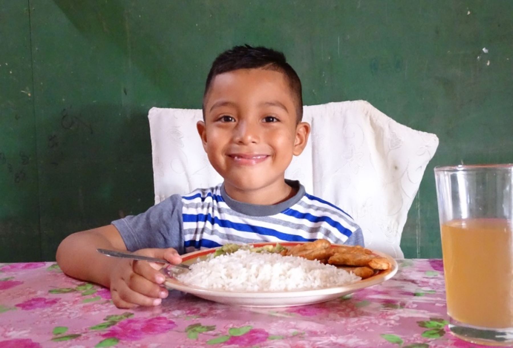 El Programa Nacional de Alimentación Escolar Qali Warma, del Ministerio de Desarrollo e Inclusión Social (Midis), asegura el servicio alimentario hasta el último día de clases del presente año en el ámbito nacional, con la finalidad de contribuir a mejorar la atención en clases, la asistencia escolar y los hábitos alimenticios.