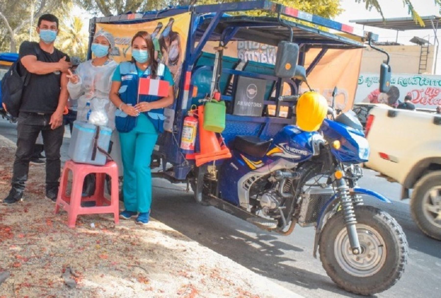 Decenas de pobladores acudieron al llamado de las autoridades de salud y decidieron protegerse contra el covid-19 gracias a las brigadas móviles que recorrieron las calles del sector Pachitea en el “vacunamoto”.