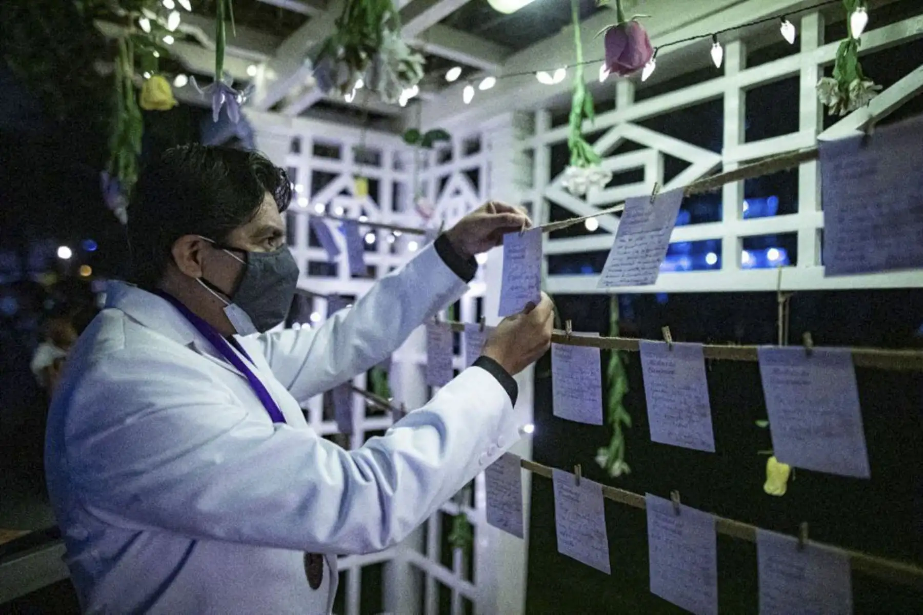 A más de dos años de la llegada del Covid-19 al país, nuestros médicos a nivel nacional le vienen haciendo frente a este virus. Hasta la fecha se han contabilizado más de 20.000 médicos contagiados y más de 569 médicos fallecidos en todo el Perú. En ese sentido, el Colegio Médico del Perú, decidió institucionalizar el 8 de abril como el “Día de los Mártires del Bicentenario” en recuerdo de los médicos héroes caídos en la lucha y en homenaje a la fecha del fallecimiento del Dr. Waymer Arnulfo Benites Cerna. Foto: CMP