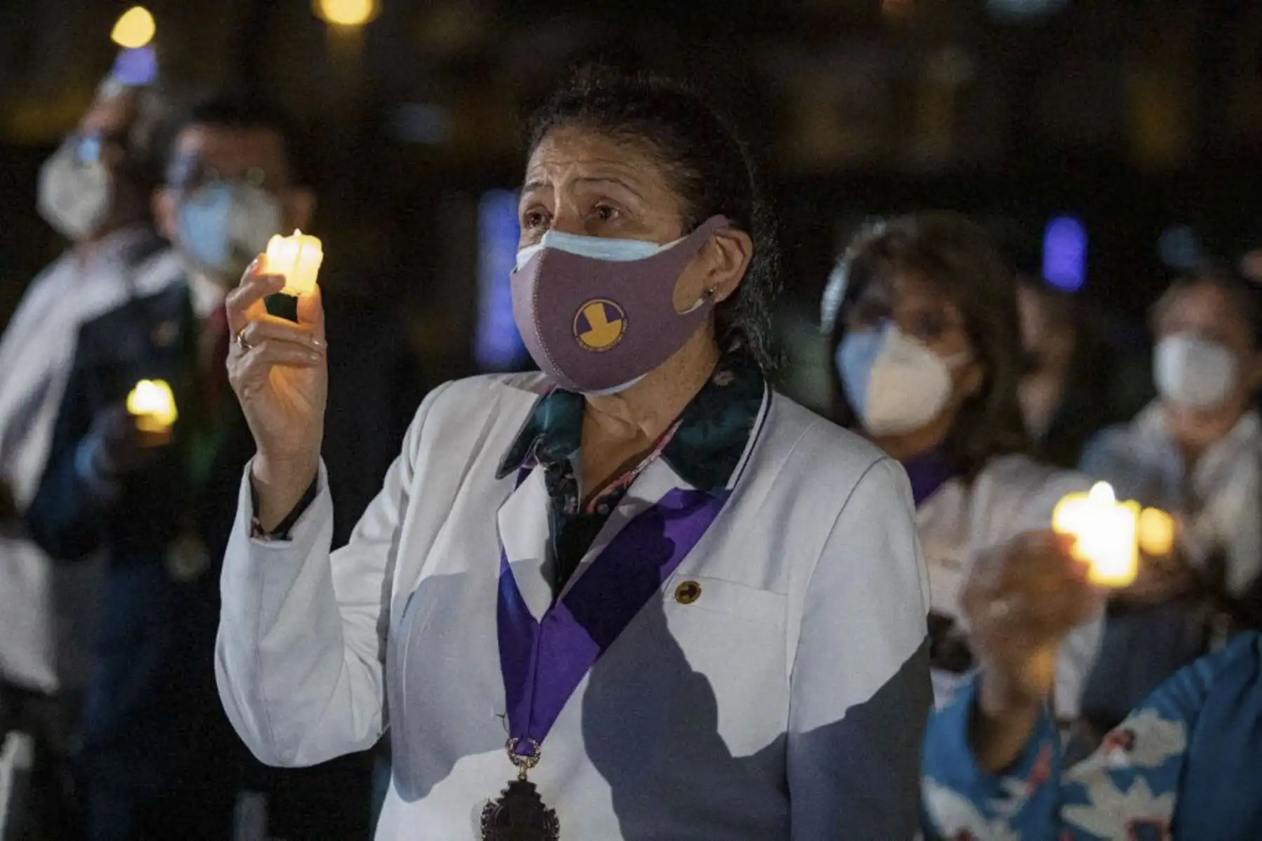 A más de dos años de la llegada del Covid-19 al país, nuestros médicos a nivel nacional le vienen haciendo frente a este virus. Hasta la fecha se han contabilizado más de 20.000 médicos contagiados y más de 569 médicos fallecidos en todo el Perú. En ese sentido, el Colegio Médico del Perú, decidió institucionalizar el 8 de abril como el “Día de los Mártires del Bicentenario” en recuerdo de los médicos héroes caídos en la lucha y en homenaje a la fecha del fallecimiento del Dr. Waymer Arnulfo Benites Cerna. Foto: CMP