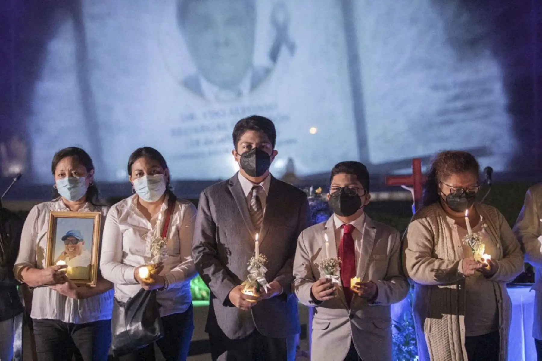 A más de dos años de la llegada del Covid-19 al país, nuestros médicos a nivel nacional le vienen haciendo frente a este virus. Hasta la fecha se han contabilizado más de 20.000 médicos contagiados y más de 569 médicos fallecidos en todo el Perú. En ese sentido, el Colegio Médico del Perú, decidió institucionalizar el 8 de abril como el “Día de los Mártires del Bicentenario” en recuerdo de los médicos héroes caídos en la lucha y en homenaje a la fecha del fallecimiento del Dr. Waymer Arnulfo Benites Cerna. Foto: CMP