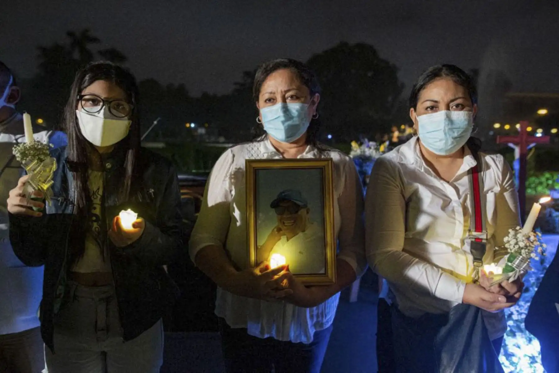 A más de dos años de la llegada del Covid-19 al país, nuestros médicos a nivel nacional le vienen haciendo frente a este virus. Hasta la fecha se han contabilizado más de 20.000 médicos contagiados y más de 569 médicos fallecidos en todo el Perú. En ese sentido, el Colegio Médico del Perú, decidió institucionalizar el 8 de abril como el “Día de los Mártires del Bicentenario” en recuerdo de los médicos héroes caídos en la lucha y en homenaje a la fecha del fallecimiento del Dr. Waymer Arnulfo Benites Cerna. Foto: CMP