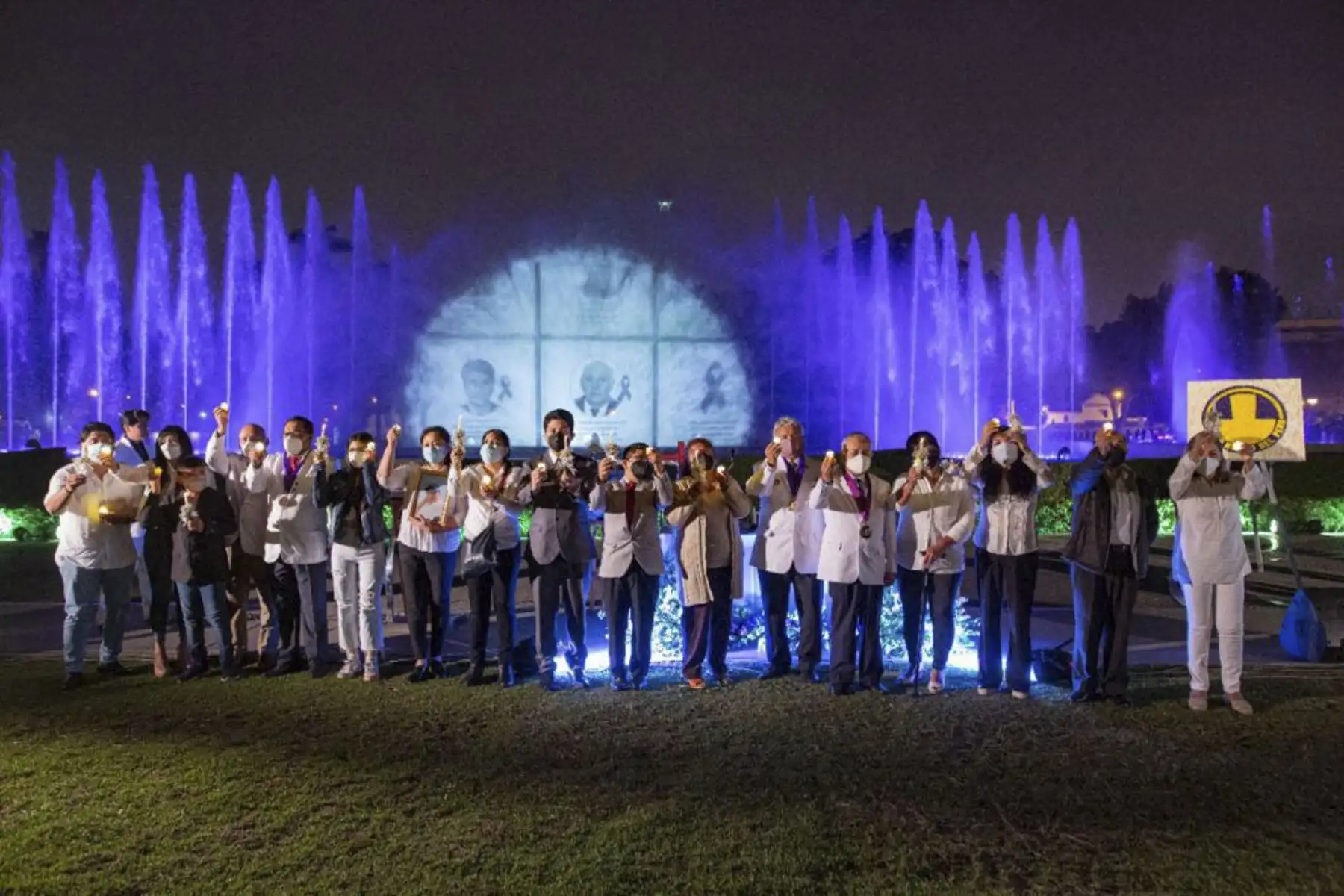 A más de dos años de la llegada del Covid-19 al país, nuestros médicos a nivel nacional le vienen haciendo frente a este virus. Hasta la fecha se han contabilizado más de 20.000 médicos contagiados y más de 569 médicos fallecidos en todo el Perú. En ese sentido, el Colegio Médico del Perú, decidió institucionalizar el 8 de abril como el “Día de los Mártires del Bicentenario” en recuerdo de los médicos héroes caídos en la lucha y en homenaje a la fecha del fallecimiento del Dr. Waymer Arnulfo Benites Cerna. Foto: CMP