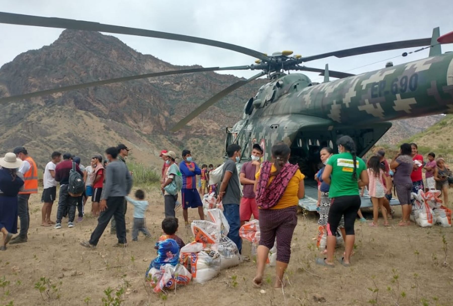 Por disposición del Ministerio de Defensa y en coordinación con el Gobierno Regional de Cajamarca, un helicóptero del Ejército ayudó en el traslado de una tonelada de víveres de primera necesidad al caserío El Tingo-La Falla, ubicado en el distrito de José Sabogal y aislado como consecuencia de las intensas lluvias.