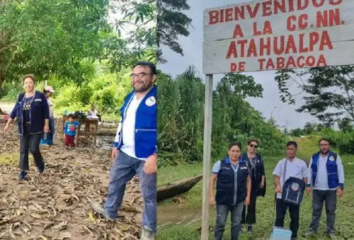 Tras navegar siete horas en lancha por el río Ucayali, un equipo técnico del Ministerio de Salud llegó hasta la comunidad nativa Atahualpa de Tabacoa, en el distrito de Iparía de la región Ucayali, logrando inmunizar con la primera dosis a Román Pérez Merino, apu de la comunidad.