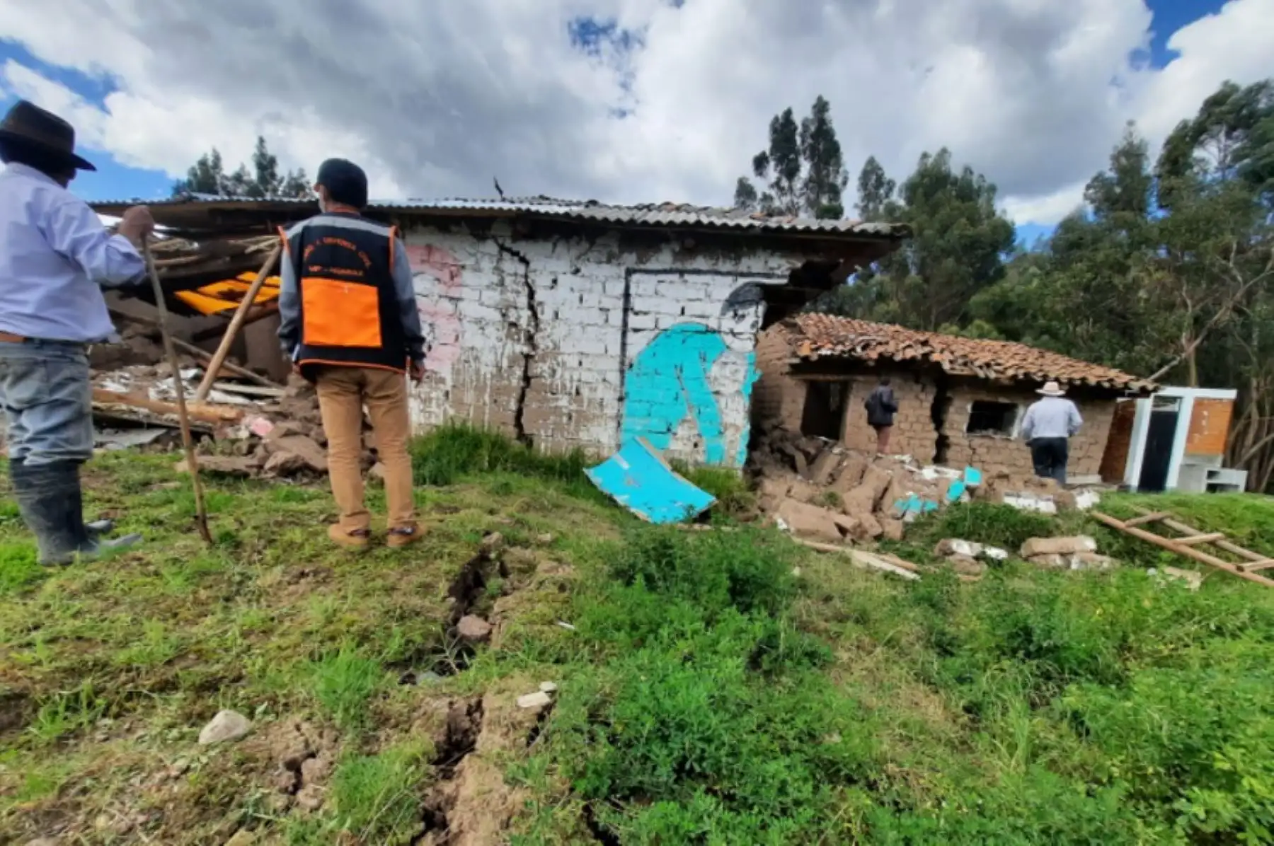 El Centro de Operaciones de Emergencias Regional (COER) de Áncash reportó la aparición de grietas a causa de posibles fallas geológicas, que vienen generando daños en viviendas, áreas de cultivos y a una vía vecinal en las localidades de Lloclla y Ututupampa del distrito de Olleros, provincia de Huaraz.