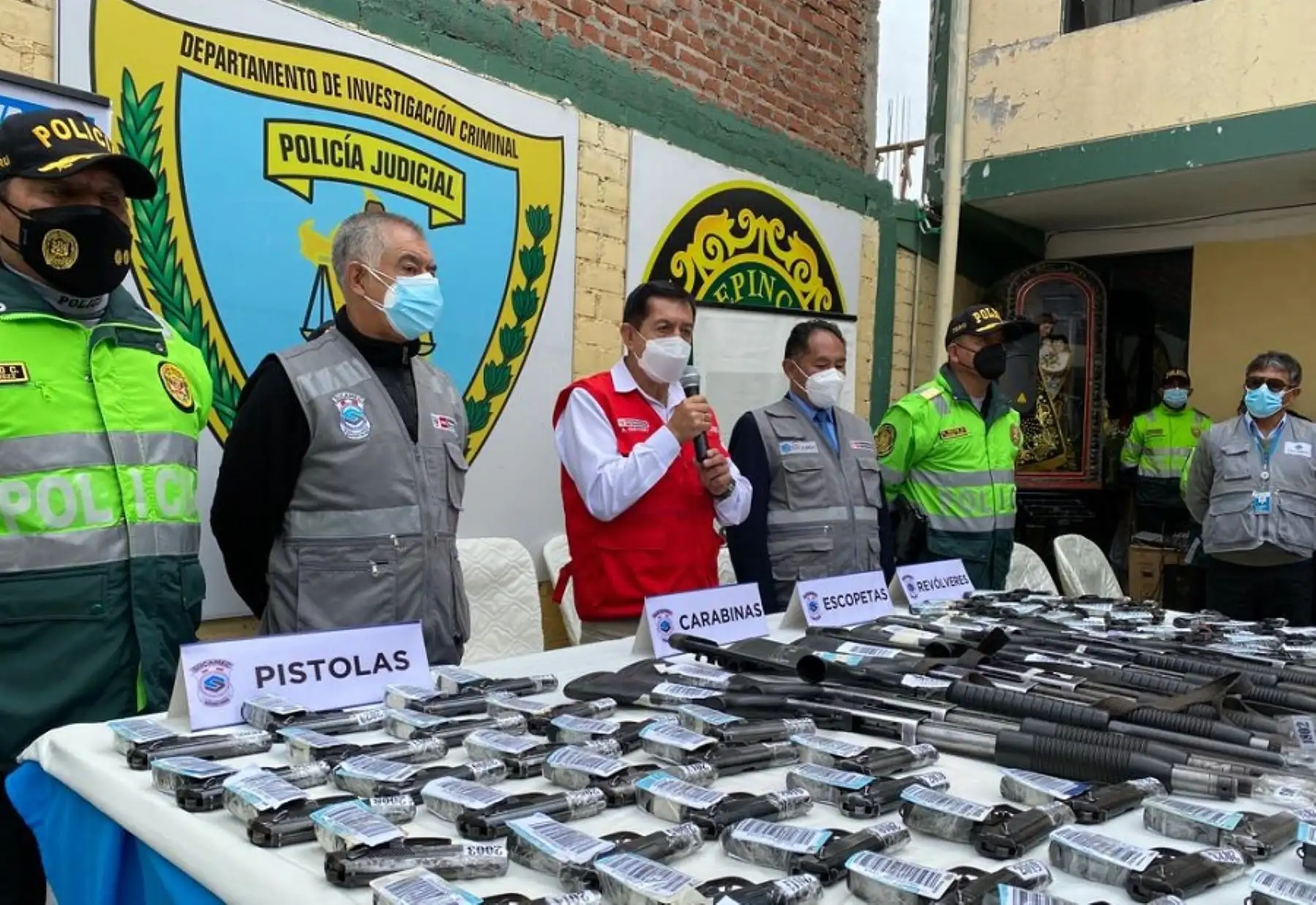 La presentación del armamento recuperado estuvo presidida por el ministro del Interior, Alfonso Chávarry Estrada; quien estuvo acompañado por el gerente de Control y Fiscalización de la Sucamec, general Víctor Rojas Herrera; el general PNP Omar Bravo Cáceres, jefe de X Macrorregión Policial Puno; y el jefe zonal de Puno, Jesús Aquino Cutipa.