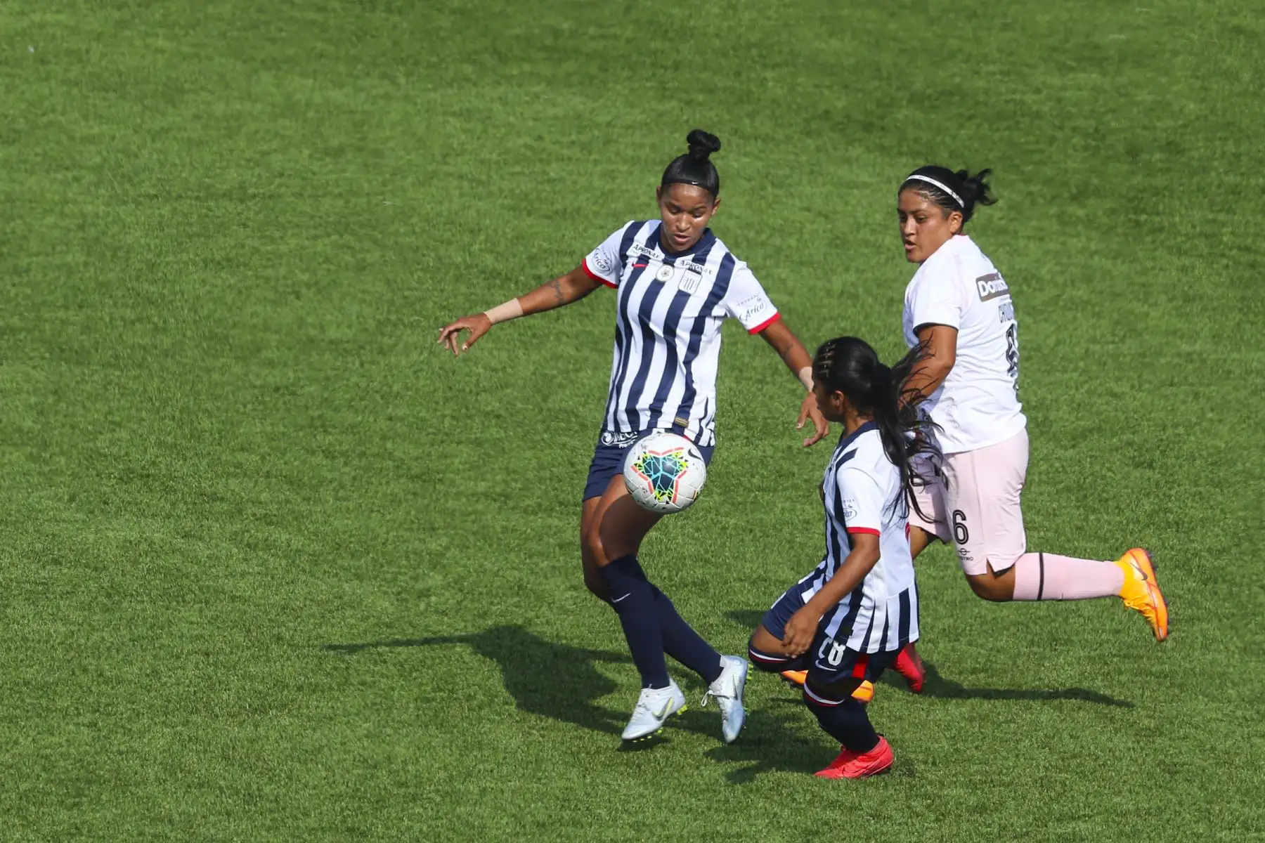 Alianza Lima enfrenta a Sport Boys en el inicio de la Liga 1 Femenina 2022, en el Estadio San Marcos. Foto: ANDINA/Eddy Ramos