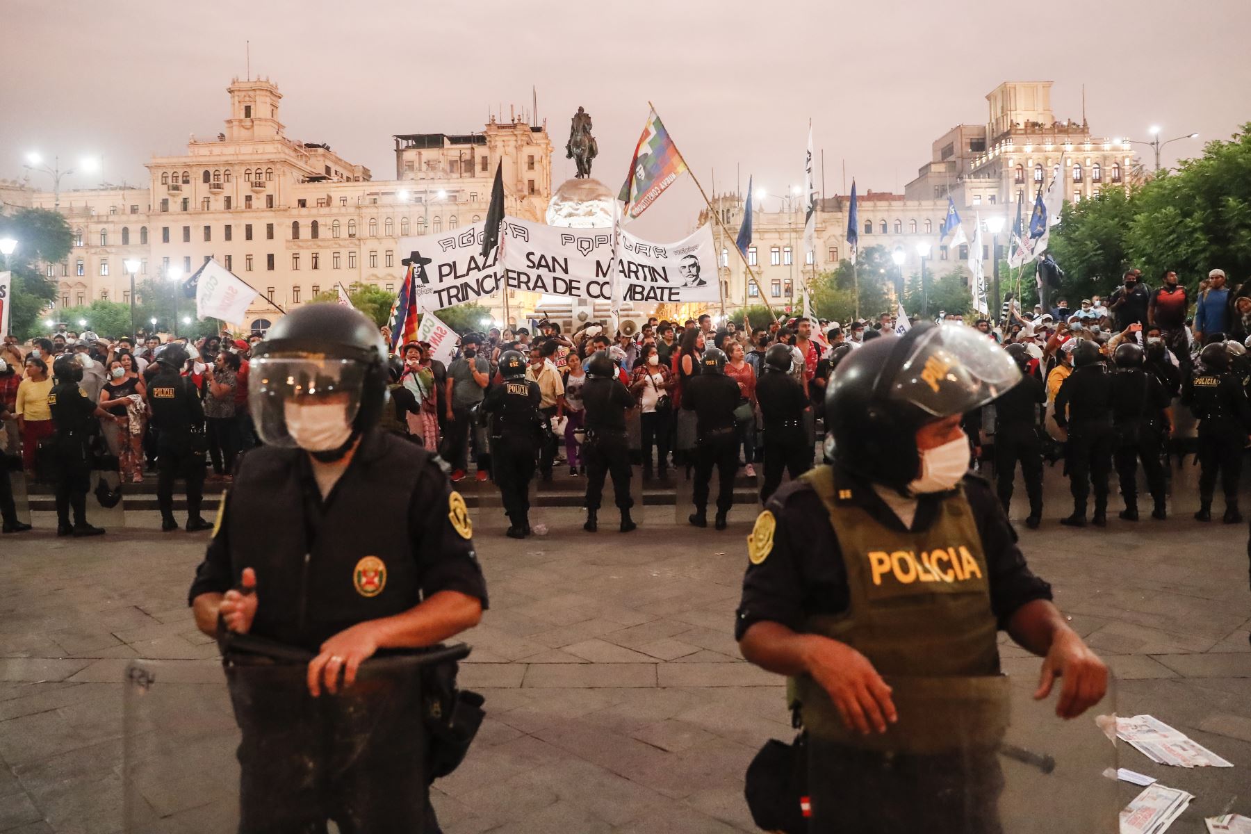 Cordón policial evitó enfrentamientos en la Plaza San Martín. ANDINA/Renato Pajuelo