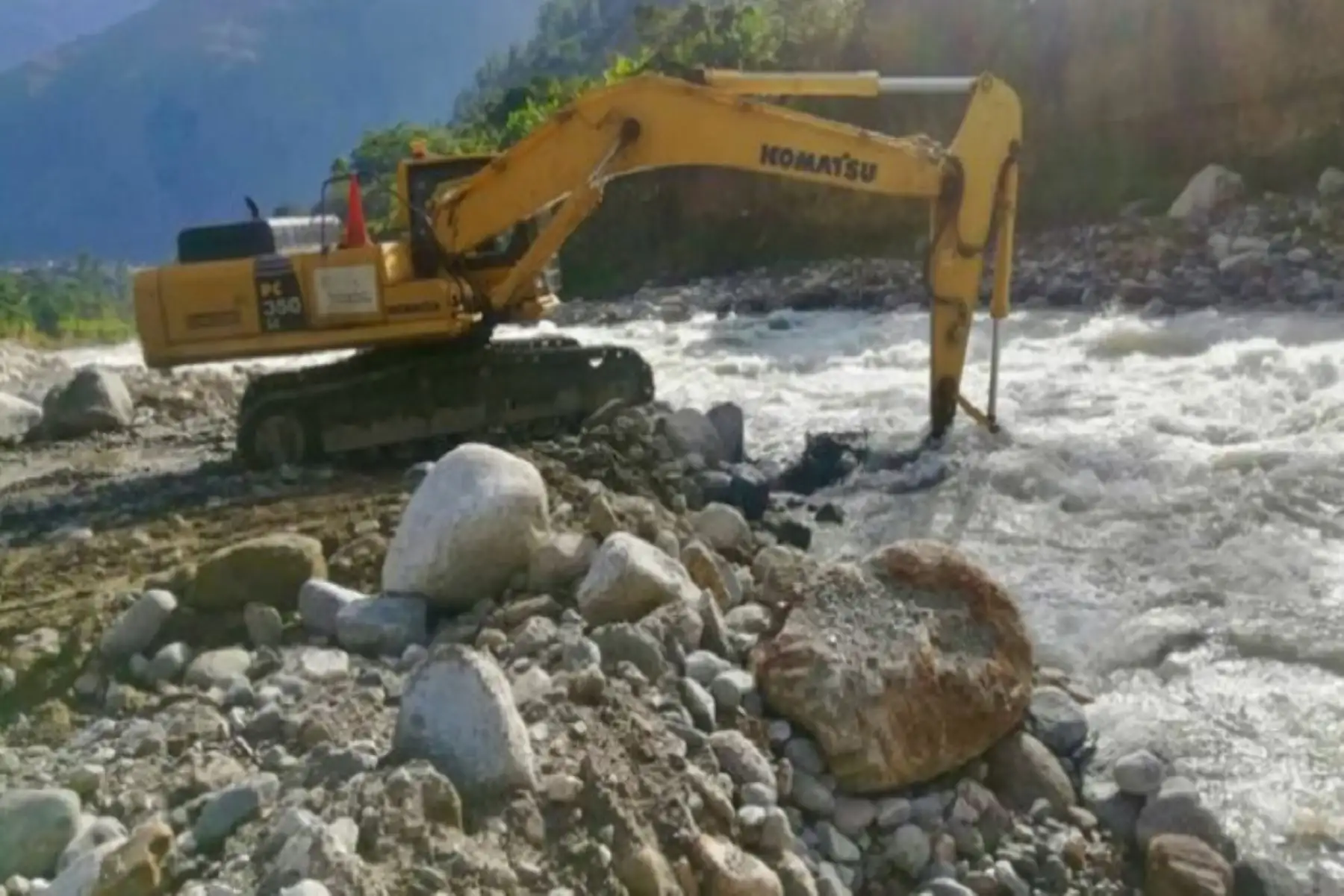Maquinaria pesada del Programa Nuestras Ciudades (PNC) del MVCS intervino durante 16 días calendario en un tramo de 310 metros de longitud y retiraron 9960 metros cúbicos de material excedente, como piedras, lodo y maleza, que había reducido el cauce del río Salkantay.