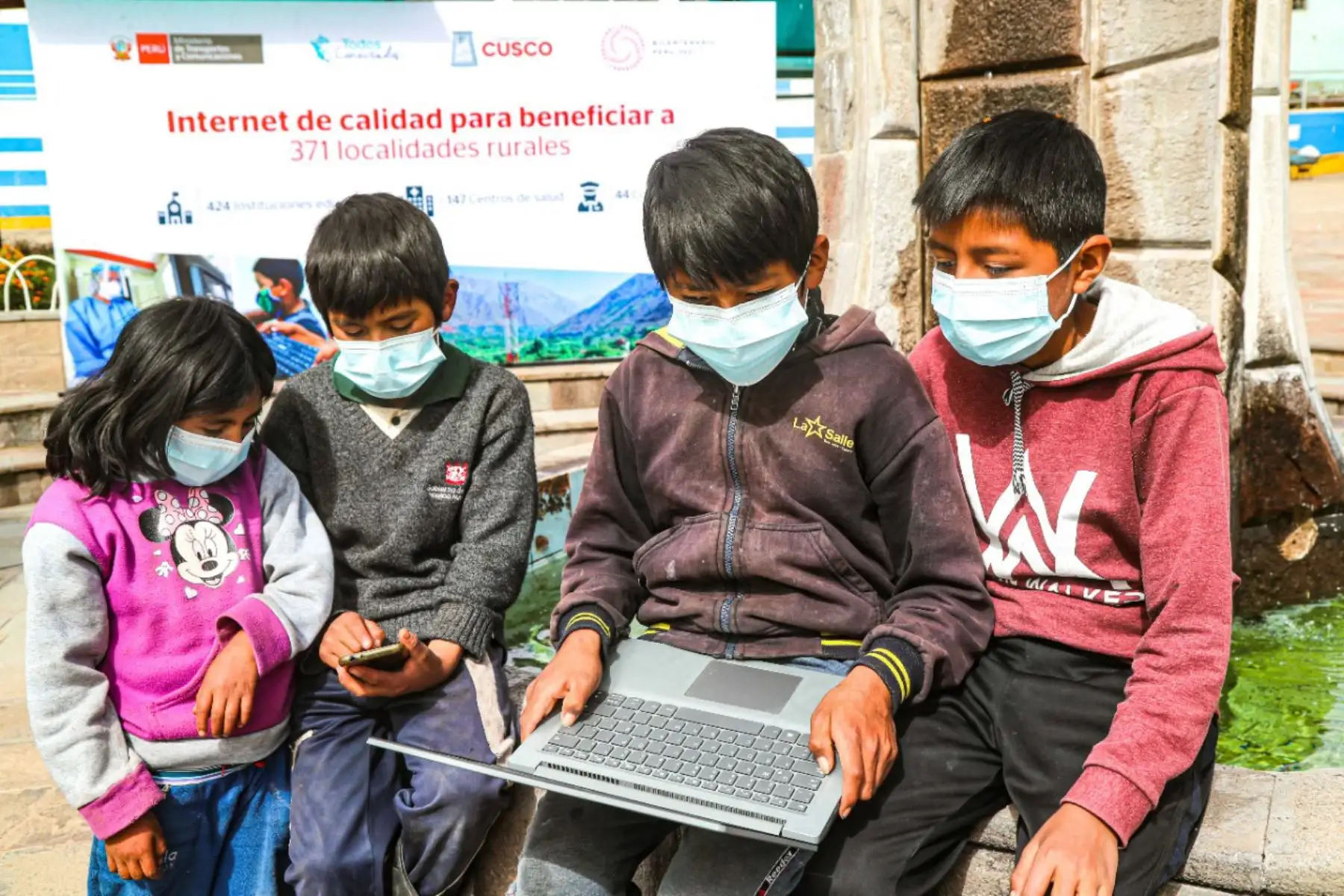 Proyectos de banda ancha que permitirán la conexión al servicio gratuito de Internet de 1842 instituciones públicas (1147 colegios, 617 postas y 78 comisarías) de las regiones más apartadas del país, que accederán, por primera vez a la modernidad de las comunicaciones, anunció el titular del ministerio de Transportes y Comunicaciones, Nicolás Bustamante Coronado. Foto: Difusión