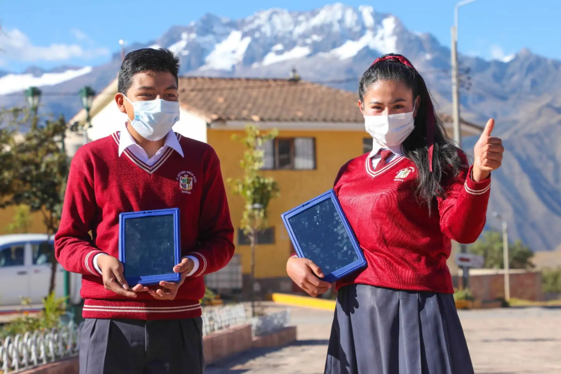 Proyectos de banda ancha que permitirán la conexión al servicio gratuito de Internet de 1842 instituciones públicas (1147 colegios, 617 postas y 78 comisarías) de las regiones más apartadas del país, que accederán, por primera vez a la modernidad de las comunicaciones, anunció el titular del ministerio de Transportes y Comunicaciones, Nicolás Bustamante Coronado. Foto: Difusión