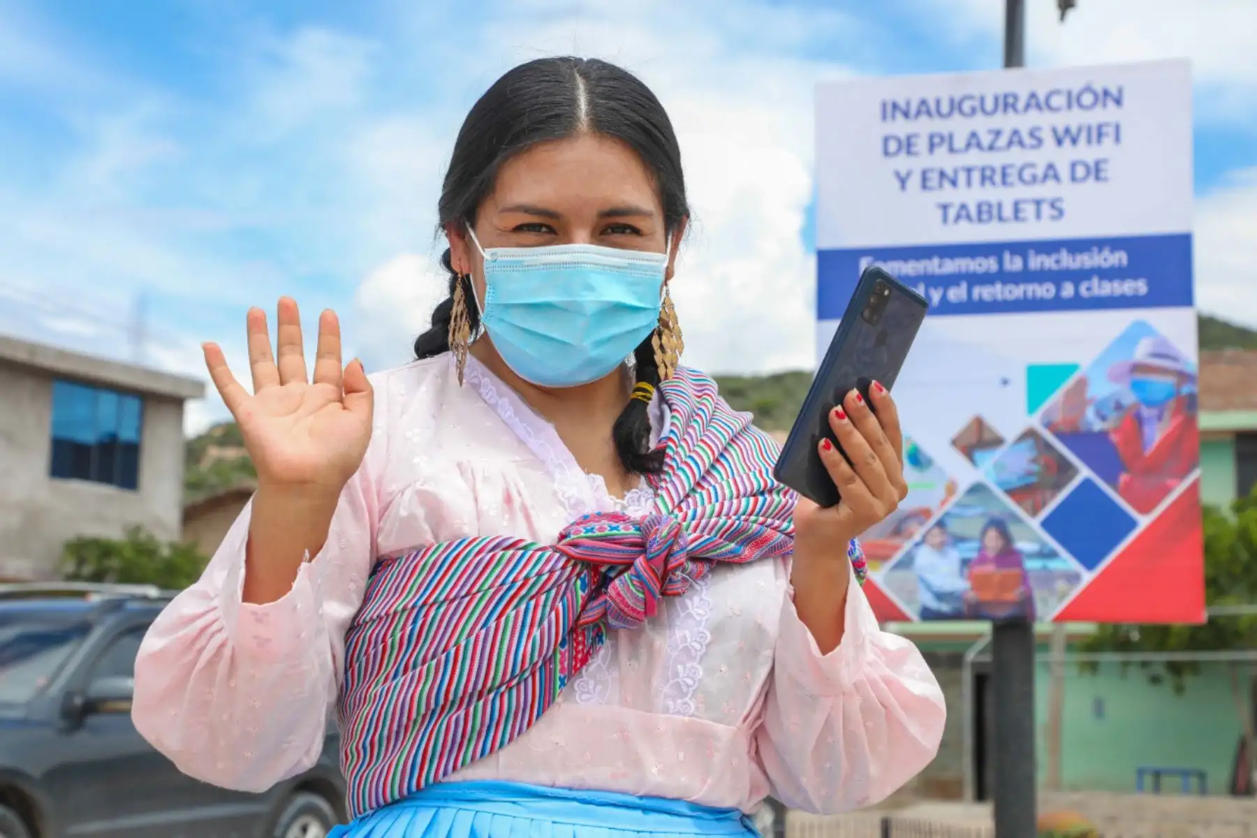 Proyectos de banda ancha que permitirán la conexión al servicio gratuito de Internet de 1842 instituciones públicas (1147 colegios, 617 postas y 78 comisarías) de las regiones más apartadas del país, que accederán, por primera vez a la modernidad de las comunicaciones, anunció el titular del ministerio de Transportes y Comunicaciones, Nicolás Bustamante Coronado. Foto: Difusión