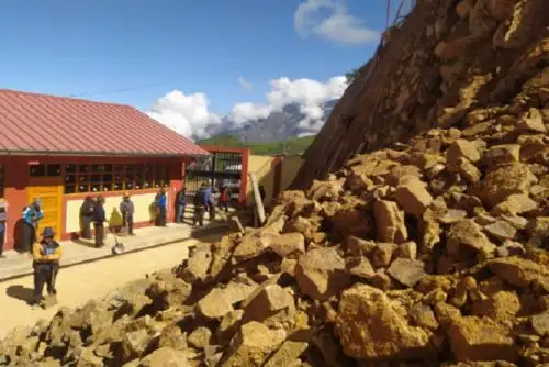 Las lluvias también están debilitando el terreno donde se asienta el puesto de salud en el caserío de Pumapucllanan.