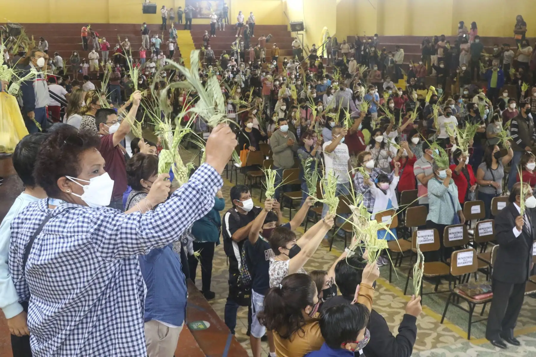 Fieles acuden a la parroquia San Miguel Arcángel en el distrito de San Miguel para conmemorar Domingo de Ramos, una importante fecha del catolicismo con la que se da inicio a la Semana Santa. Foto: ANDINA/Eddy Ramos