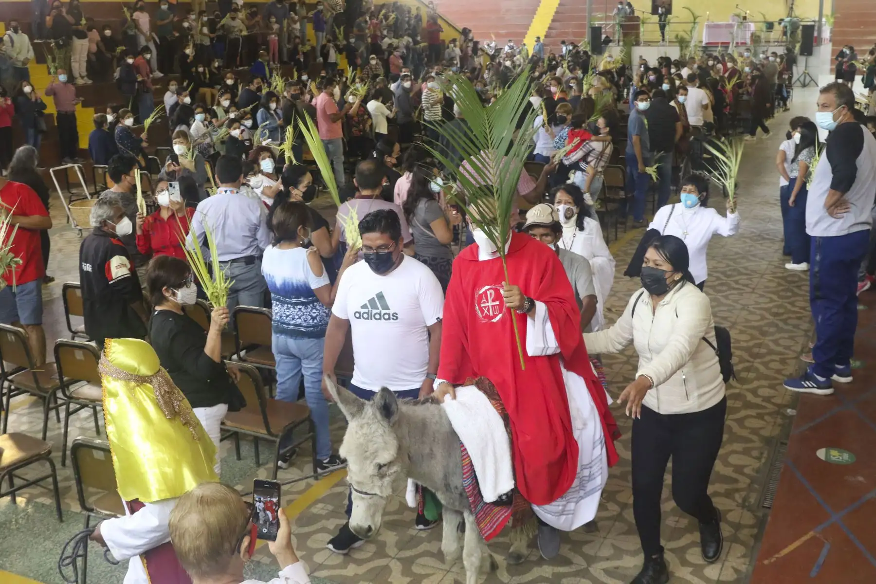 Fieles acuden a la parroquia San Miguel Arcángel en el distrito de San Miguel para conmemorar Domingo de Ramos, una importante fecha del catolicismo con la que se da inicio a la Semana Santa. Foto: ANDINA/Eddy Ramos
