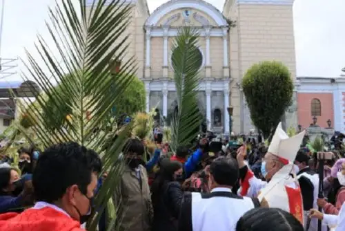 En el Domingo de Ramos, el también Arzobispo Metropolitano de Huancayo junto a la imagen del Señor del Triunfo recorrió céntricas arterias de la ciudad, desde la parroquia “El Sagrario” de la Catedral de la ciudad Incontrastable hasta la iglesia Inmaculada.