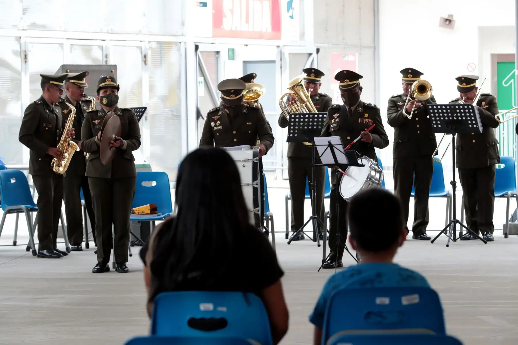 Banda de Músicos del Ejército llevó alegría a niños en jornada de vacunación contra la covid-19 que se desarrolla en la Videna, en el Día del Niño Peruano. Foto: ANDINA/Mindef