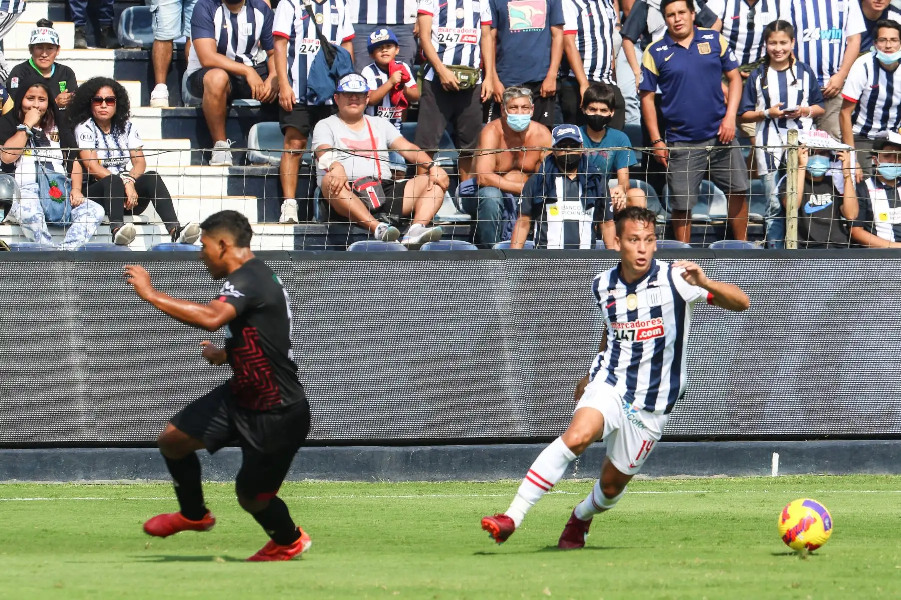 Cristian Benavente de Alianza Lima controla el balón durante partido ante UTC por la fecha nueve de la Liga 1, en el estadio Alejandro Villanueva. Foto: ANDINA/Eddy Ramos