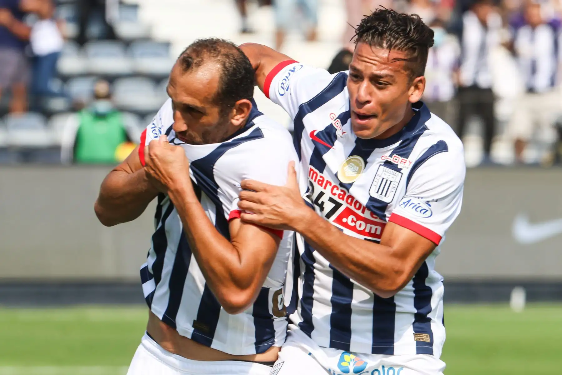 Hernán Barcos de Alianza Lima celebra junto a Cristian Benavente tras anotar ante UTC durante partido por la fecha nueve de la Liga 1, en el estadio Alejandro Villanueva. Foto: ANDINA/Eddy Ramos