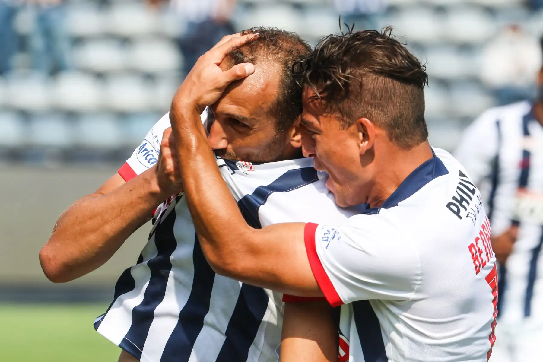 Hernán Barcos de Alianza Lima celebra junto a Cristian Benavente tras anotar ante UTC durante partido por la fecha nueve de la Liga 1, en el estadio Alejandro Villanueva. Foto: ANDINA/Eddy Ramos