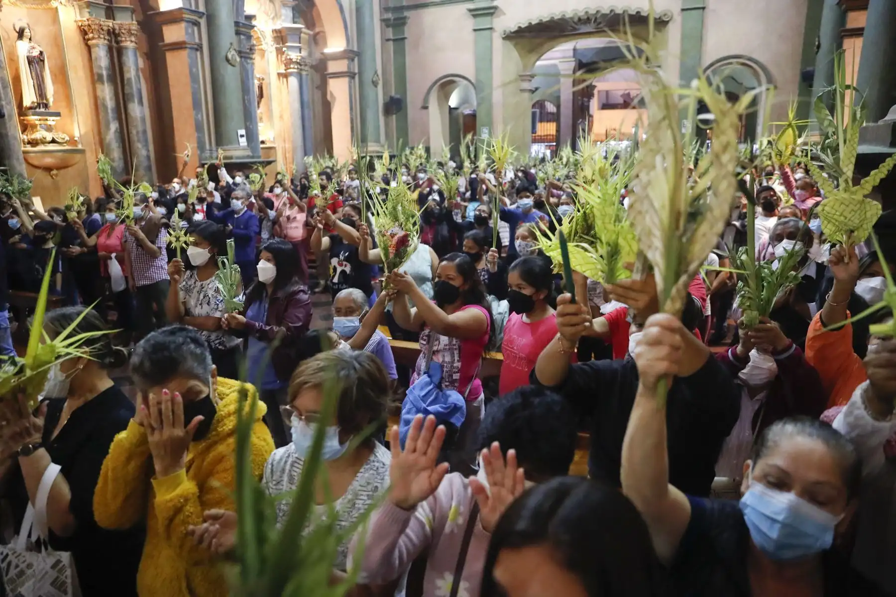 Una gran cantidad de fieles católicos llegaron esta noche a la iglesia de Las Nazarenas, en  Centro de Lima, durante el inicio de la Semana Santa hoy Domingo de Ramos. Foto: ANDINA/Renato Pajuelo