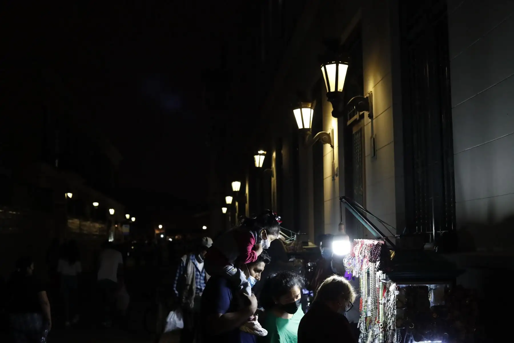 Una gran cantidad de fieles católicos llegaron esta noche a las iglesias del Centro de Lima durante el inicio de la Semana Santa hoy Domingo de Ramos. Foto: ANDINA/Renato Pajuelo