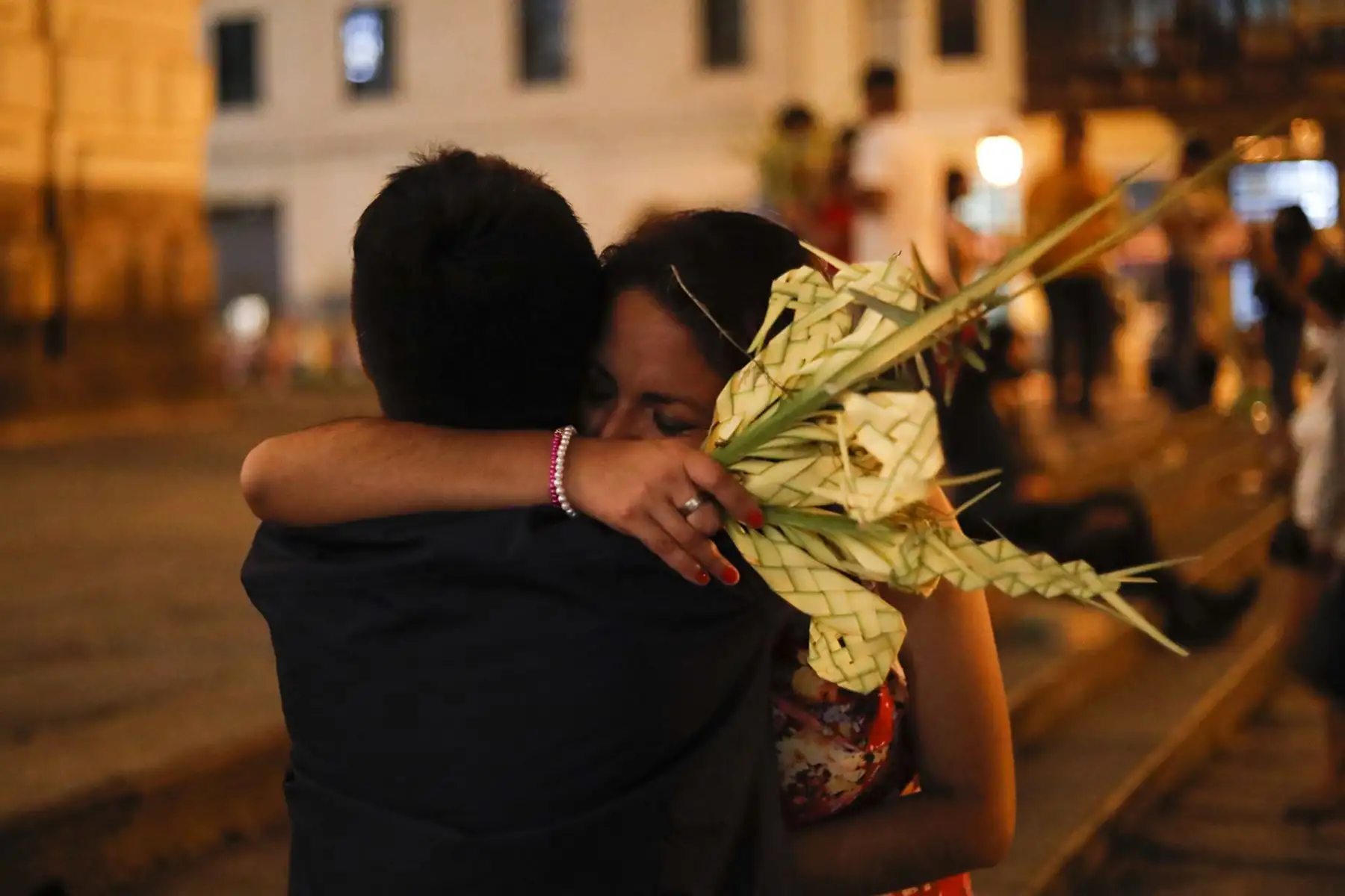 Un abrazo fraterno en los exteriores de la iglesia San Francisco tras la misa del Domingo de Ramos. Foto: ANDINA/Renato Pajuelo