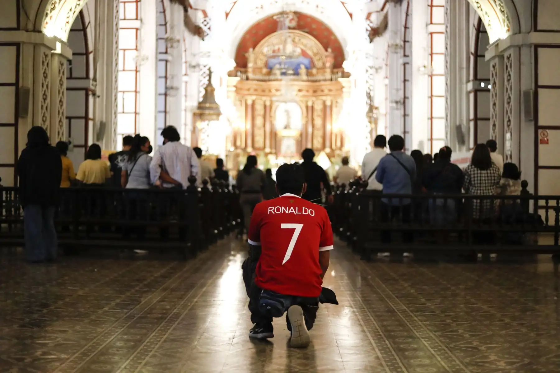 Una gran cantidad de fieles católicos llegaron esta noche a las iglesias del Centro de Lima durante el inicio de la Semana Santa hoy Domingo de Ramos. Foto: ANDINA/Renato Pajuelo