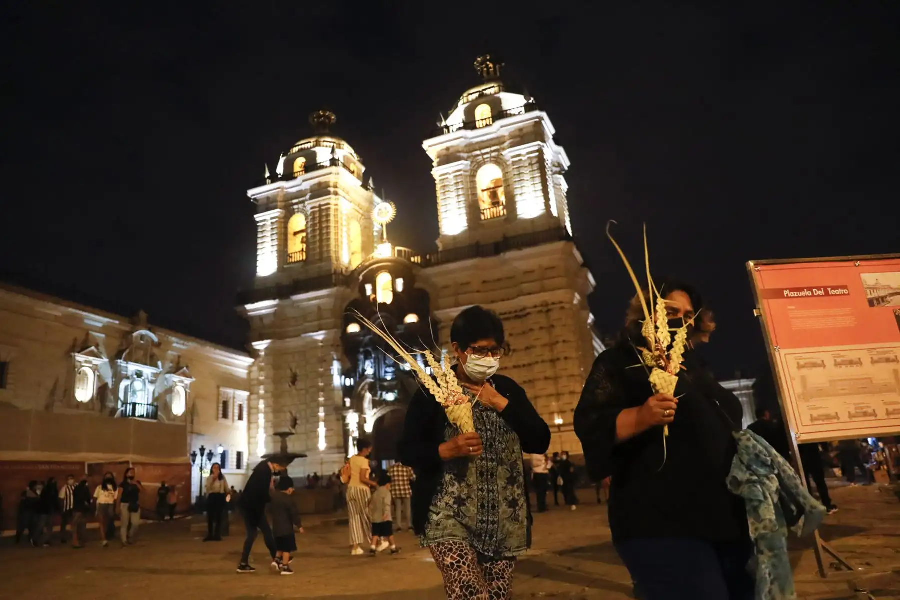 Una gran cantidad de fieles católicos llegaron esta noche a las iglesias del Centro de Lima durante el inicio de la Semana Santa hoy Domingo de Ramos. Señoras de edad se retiran de la iglesia San Francisco. Foto: ANDINA/Renato Pajuelo