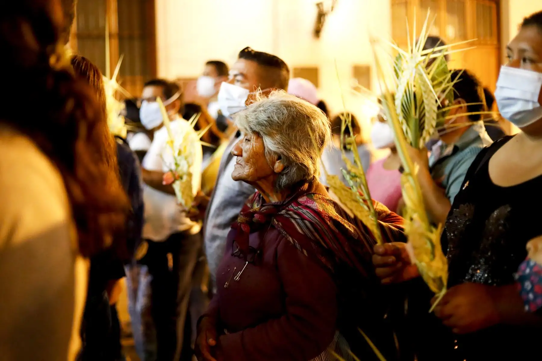 Un señora de avanzada edad escucha la misa de 6:00 p.m. en la puerta de la iglesia de Las Nazarenas, en la avenida Tacna. Foto: ANDINA/Renato Pajuelo