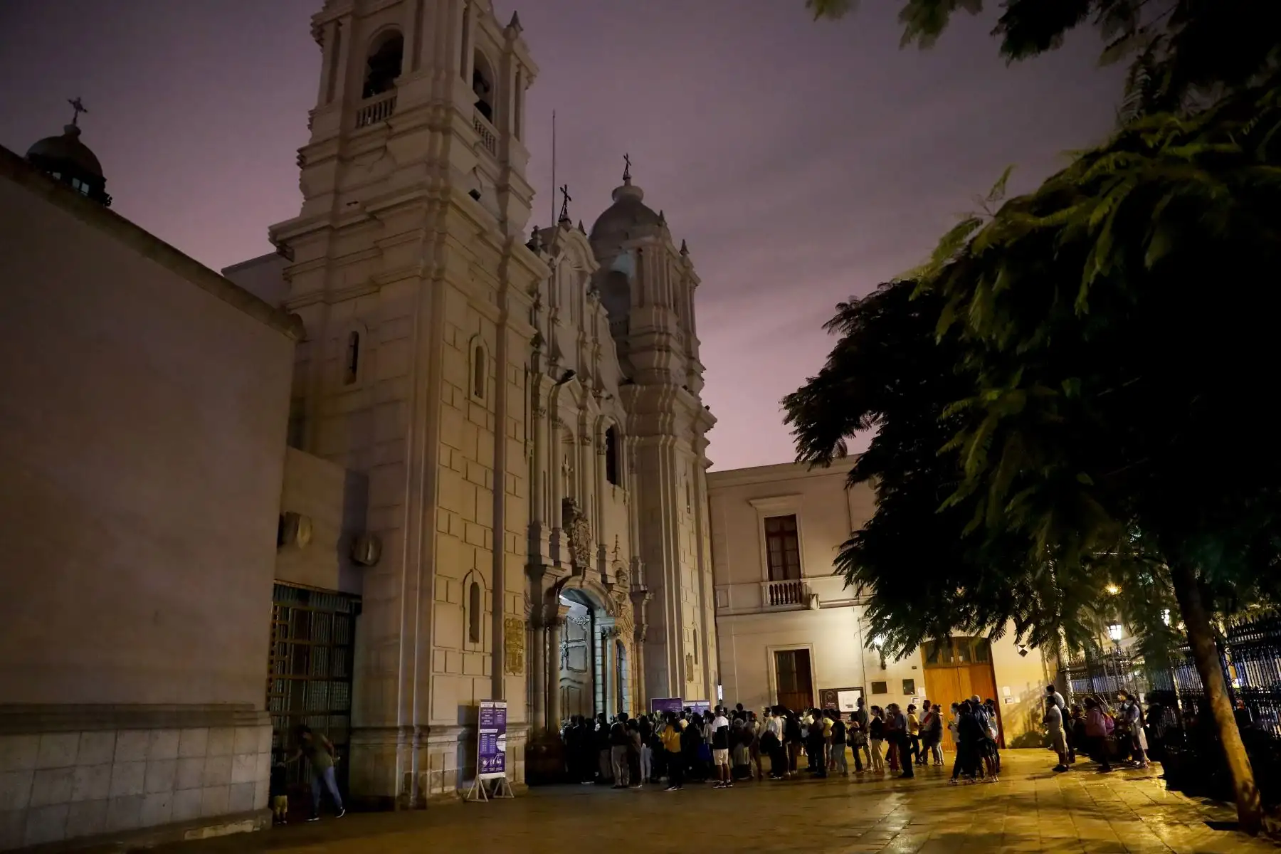 Una gran cantidad de fieles católicos llegaron esta noche a las iglesias del Centro de Lima durante el inicio de la Semana Santa hoy Domingo de Ramos. Foto: ANDINA/Renato Pajuelo