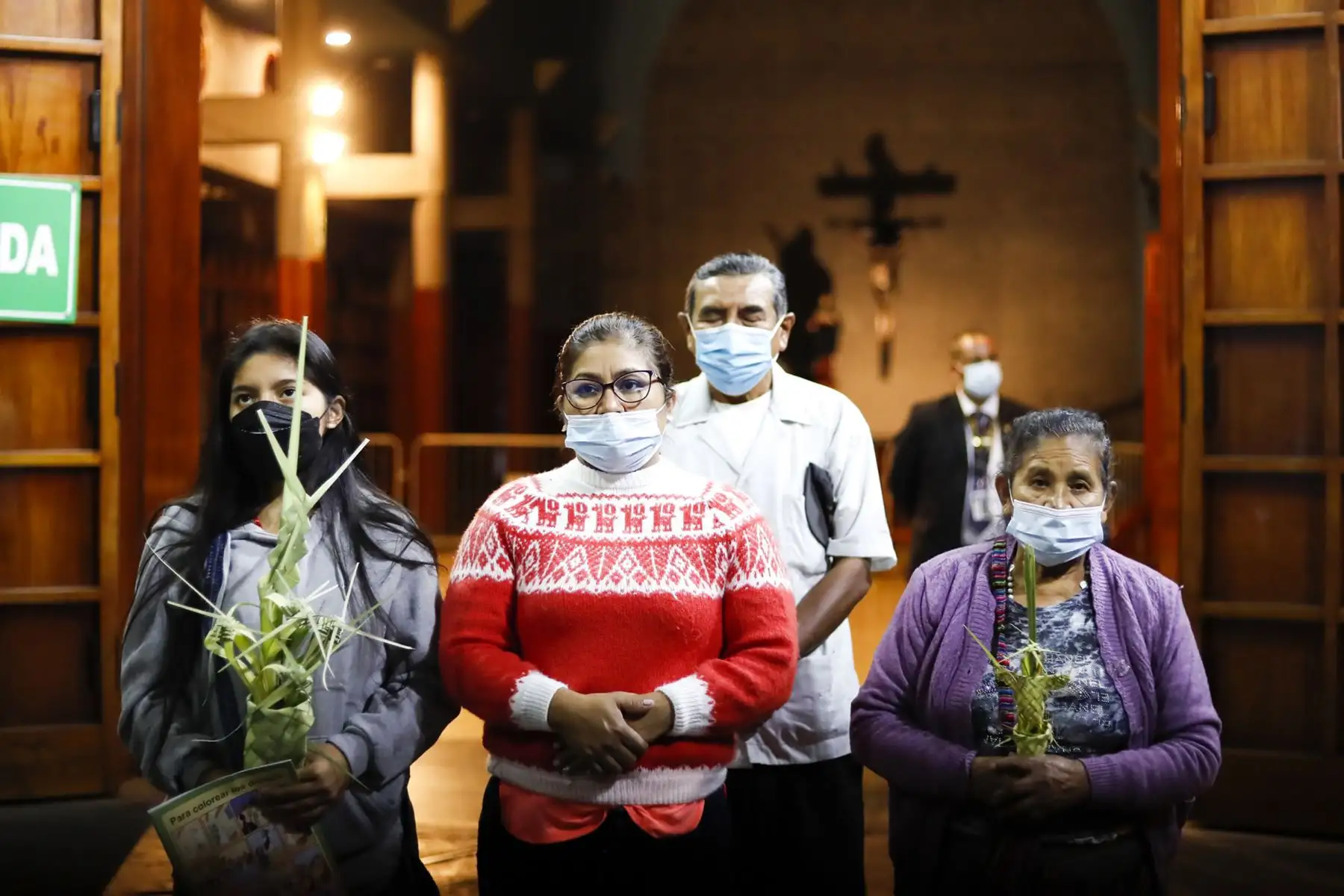 Una gran cantidad de fieles católicos llegaron esta noche a las iglesias del Centro de Lima durante el inicio de la Semana Santa hoy Domingo de Ramos. Foto: ANDINA/Renato Pajuelo