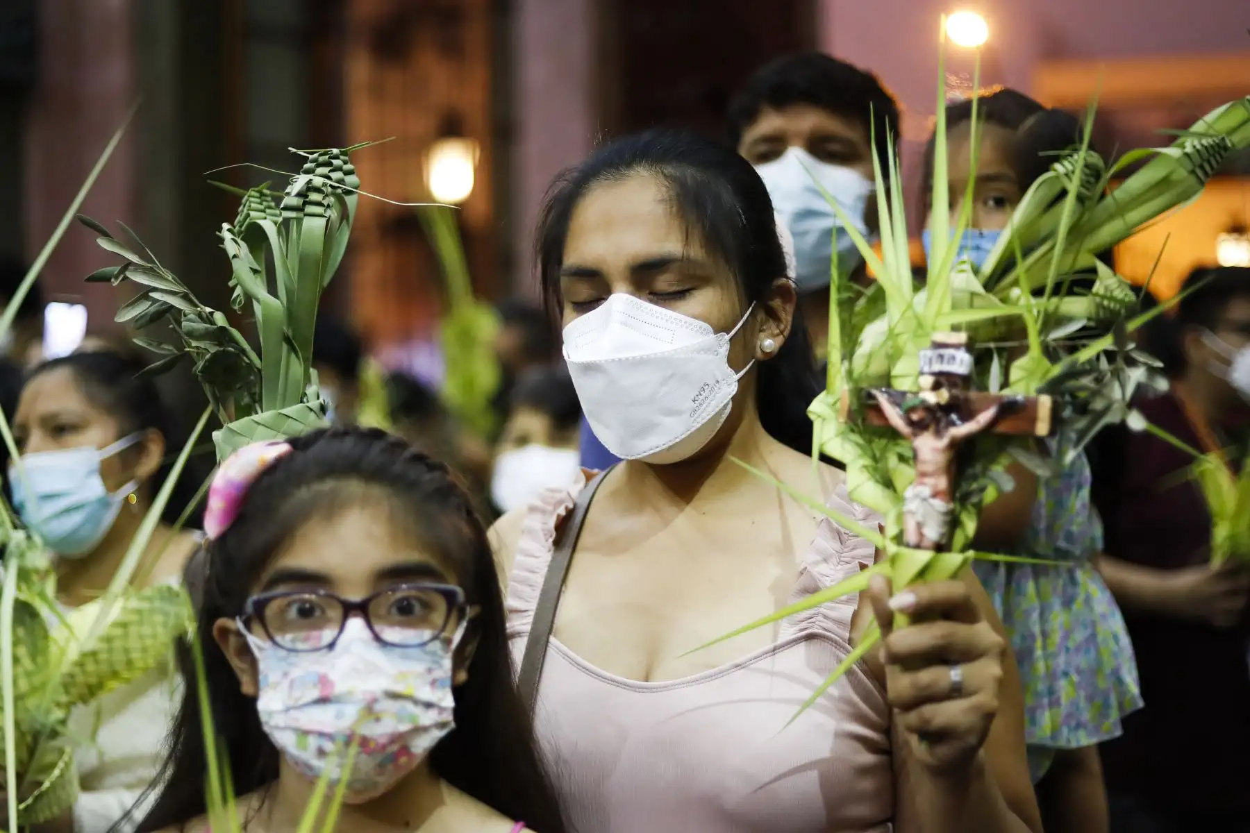Una gran cantidad de fieles católicos llegaron esta noche a las iglesias del Centro de Lima durante el inicio de la Semana Santa hoy Domingo de Ramos. Foto: ANDINA/Renato Pajuelo