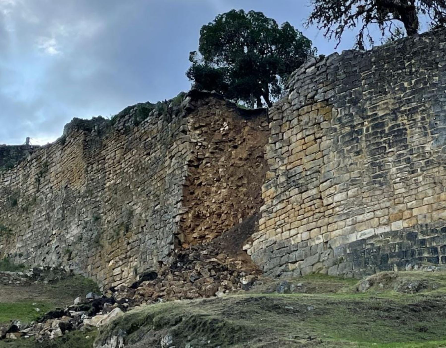 Existen otros 11 puntos en riesgo de colapso en el muro perimétrico del sitio arqueológico Kuélap, advirtió el gobernador de Amazonas, Óscar Altamirano.