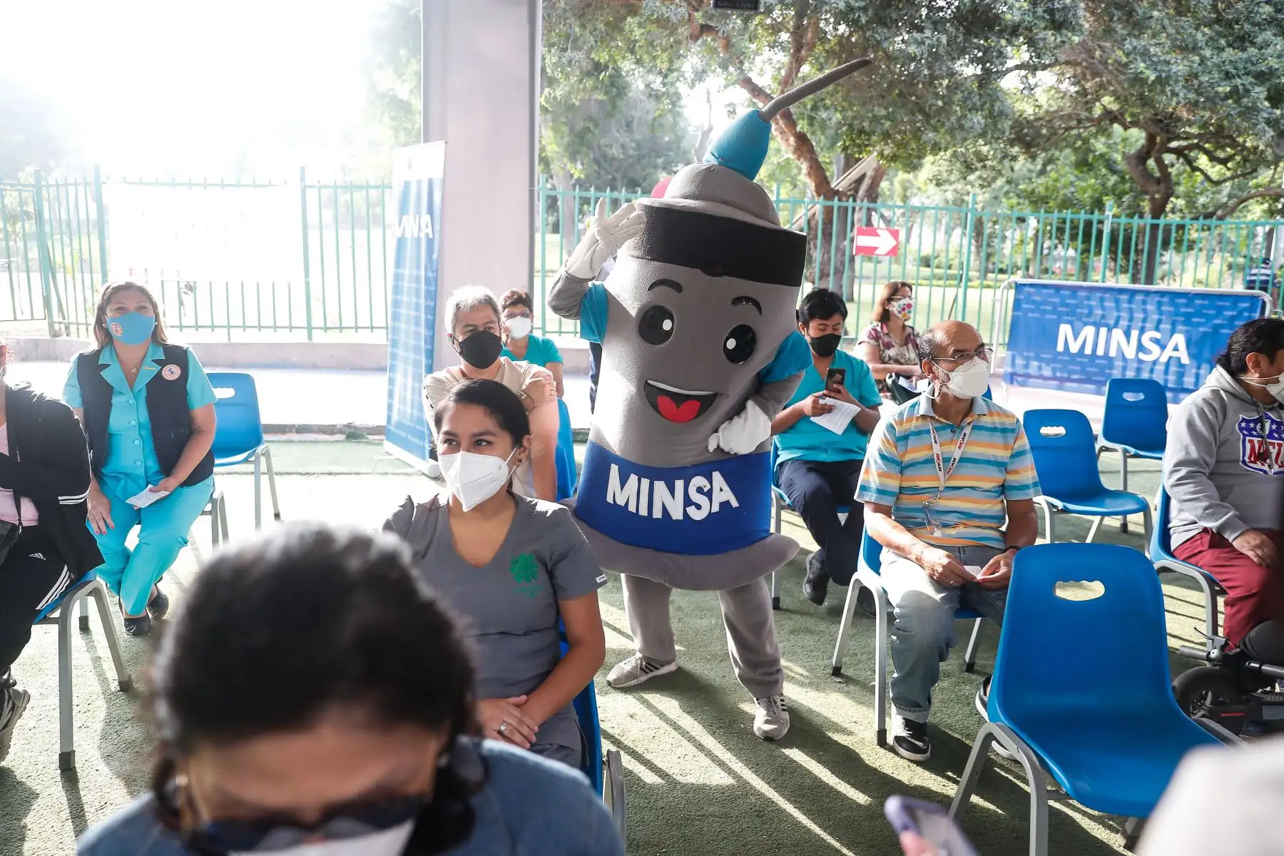 Con el fin de disminuir el riesgo de exposición y contagio a la COVID-19 y dado que los profesionales de la salud desarrollan actividades de atención directa a sus pacientes, el Ministerio de Salud (Minsa) prioriza esta semana la vacunación con la cuarta dosis a toda la comunidad del personal de salud del país. Foto: ANDINA/ Renato Pajuelo