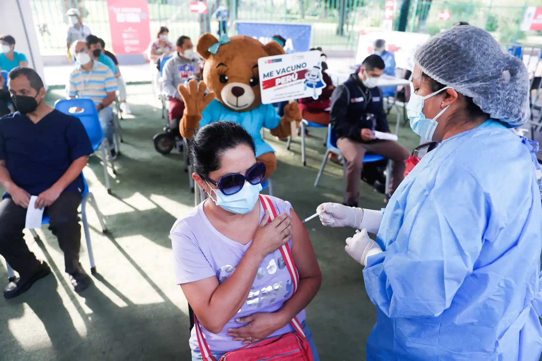 Con el fin de disminuir el riesgo de exposición y contagio a la COVID-19 y dado que los profesionales de la salud desarrollan actividades de atención directa a sus pacientes, el Ministerio de Salud (Minsa) prioriza esta semana la vacunación con la cuarta dosis a toda la comunidad del personal de salud del país. Foto: ANDINA/ Renato Pajuelo