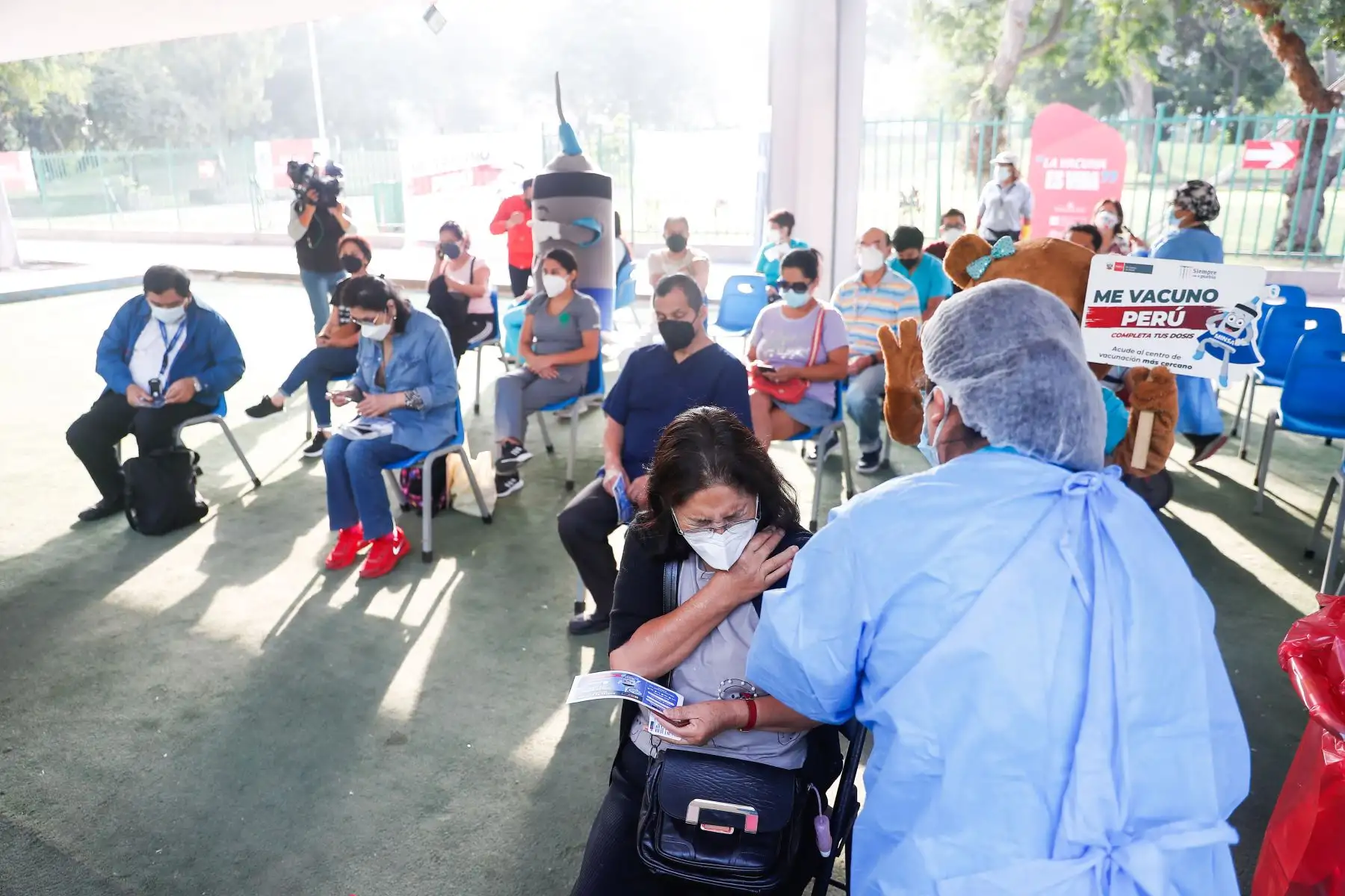Con el fin de disminuir el riesgo de exposición y contagio a la COVID-19 y dado que los profesionales de la salud desarrollan actividades de atención directa a sus pacientes, el Ministerio de Salud (Minsa) prioriza esta semana la vacunación con la cuarta dosis a toda la comunidad del personal de salud del país. Foto: ANDINA/ Renato Pajuelo