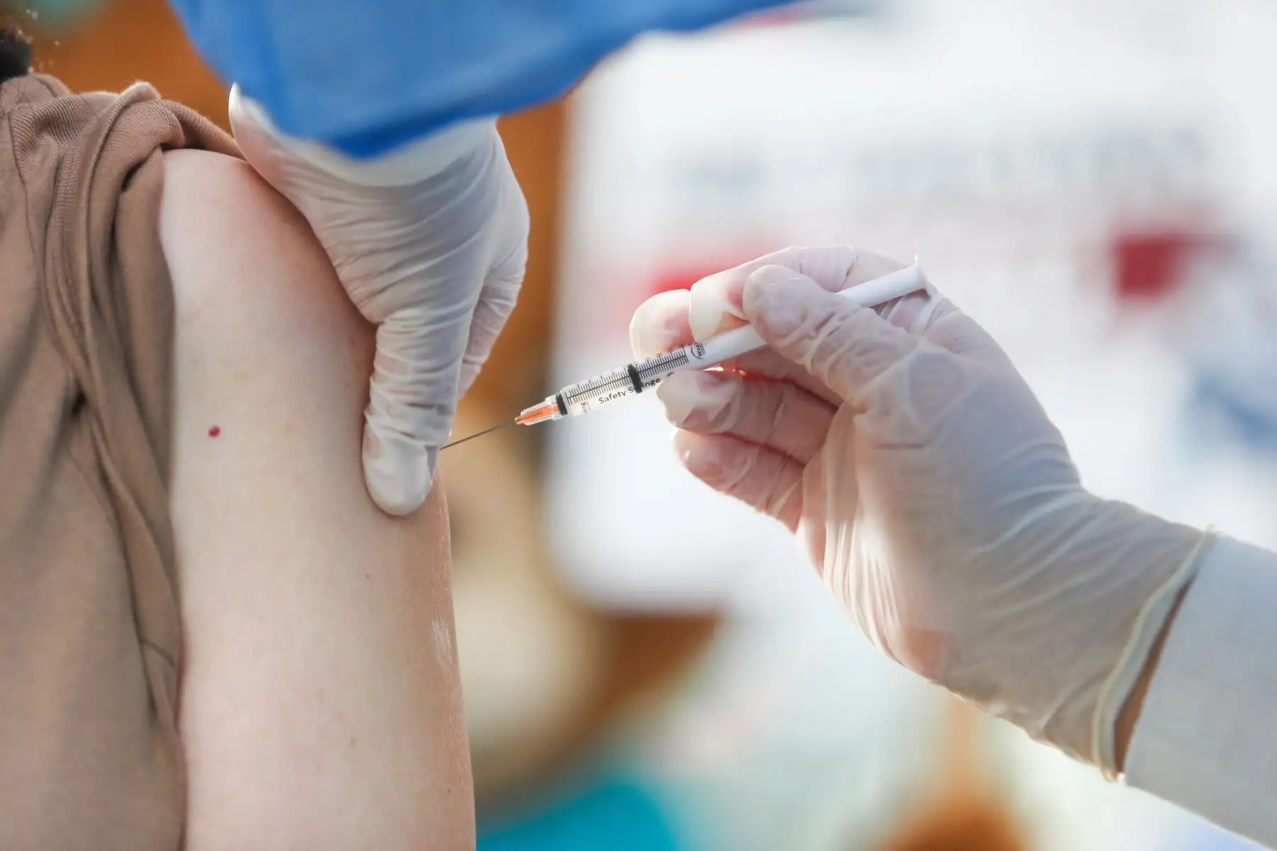 De esta forma, el personal de salud estará totalmente protegido frente a las formas más severas del virus.  Foto: ANDINA/ Renato Pajuelo