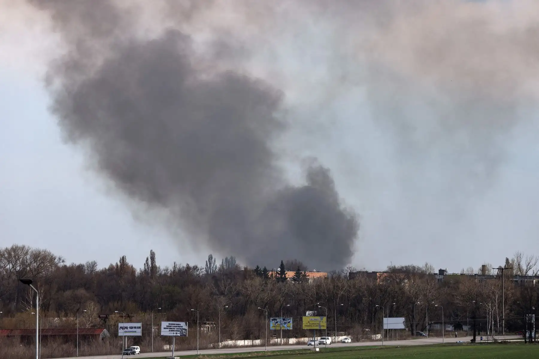 El humo se eleva desde el aeropuerto de Dnipro, , en medio de la invasión rusa de Ucrania. Foto: AFP
